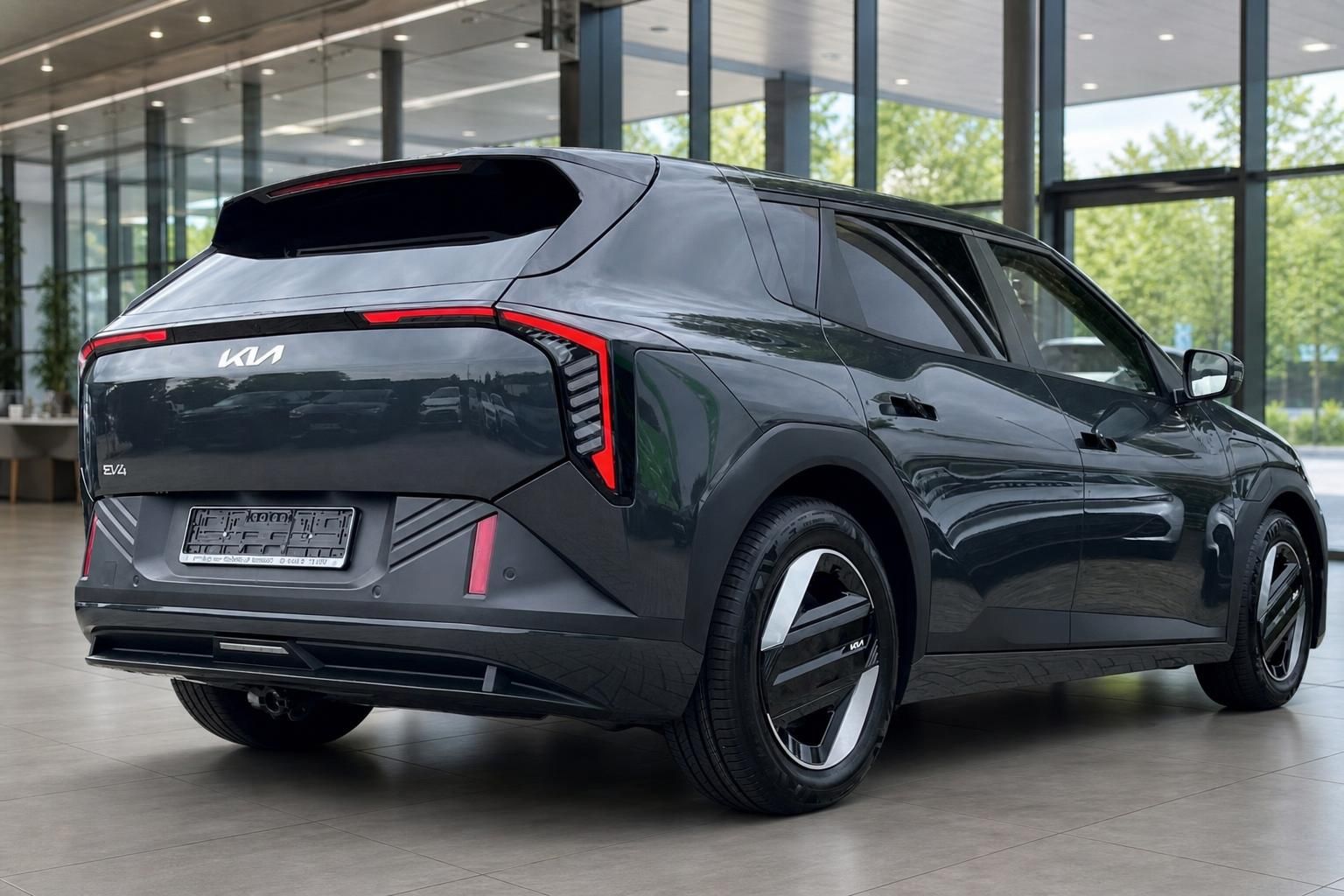 Kia EV4 in Schwarz, Heckansicht seitlich im Autohaus
