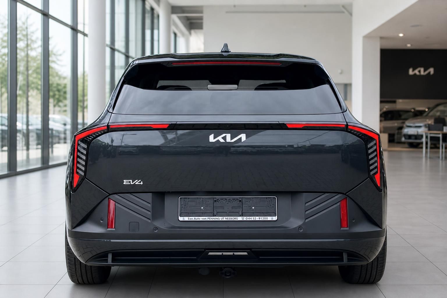 Kia EV4 schwarz, direkte Heckansicht im Showroom