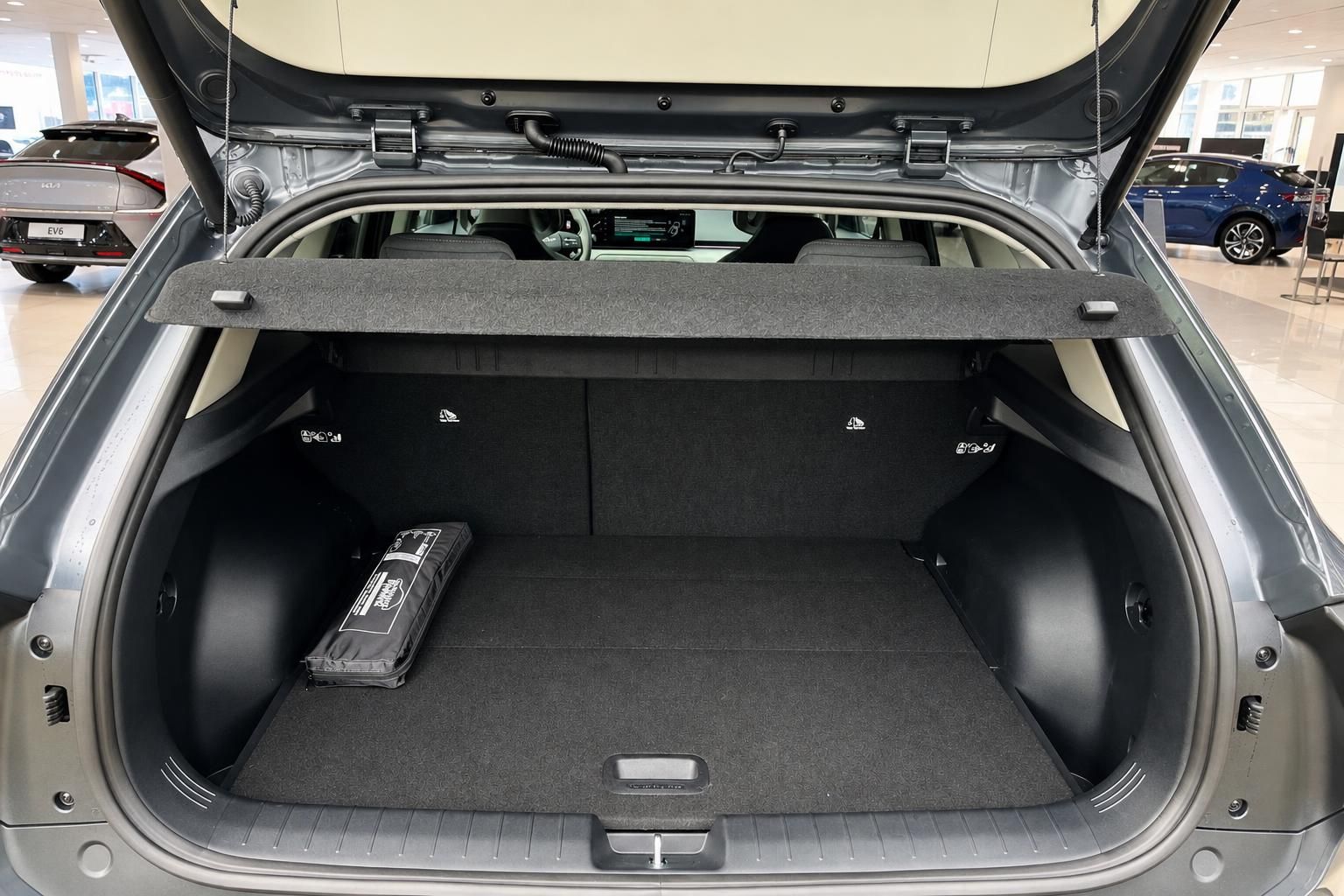 Kofferraum eines Kia Elektrofahrzeugs mit geöffneter Heckklappe