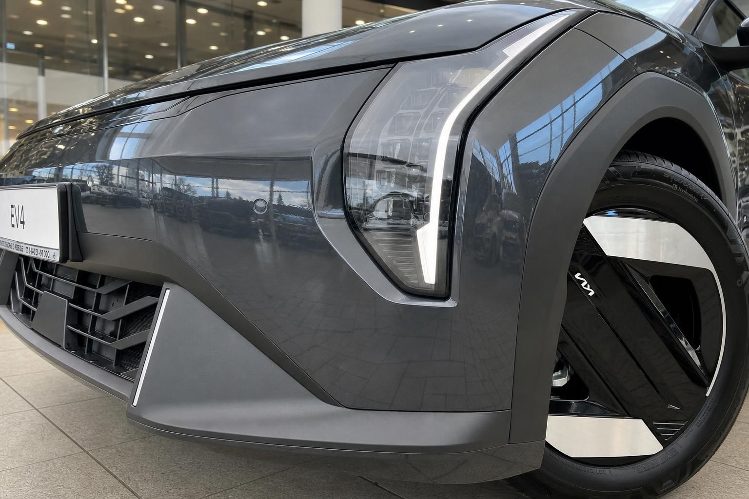 Kia EV4 Detailansicht: LED-Scheinwerfer und Frontstoßstange