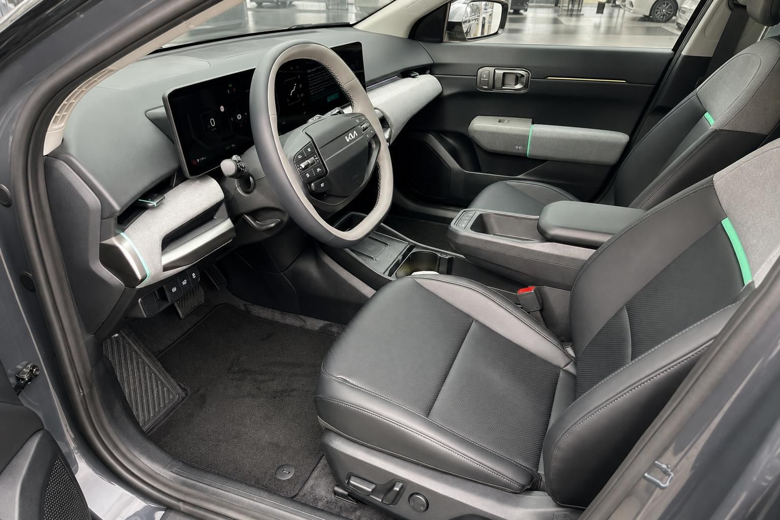 Kia EV4 Innenraum: Fahrersitz, Lenkrad und Armaturenbrett im Detail