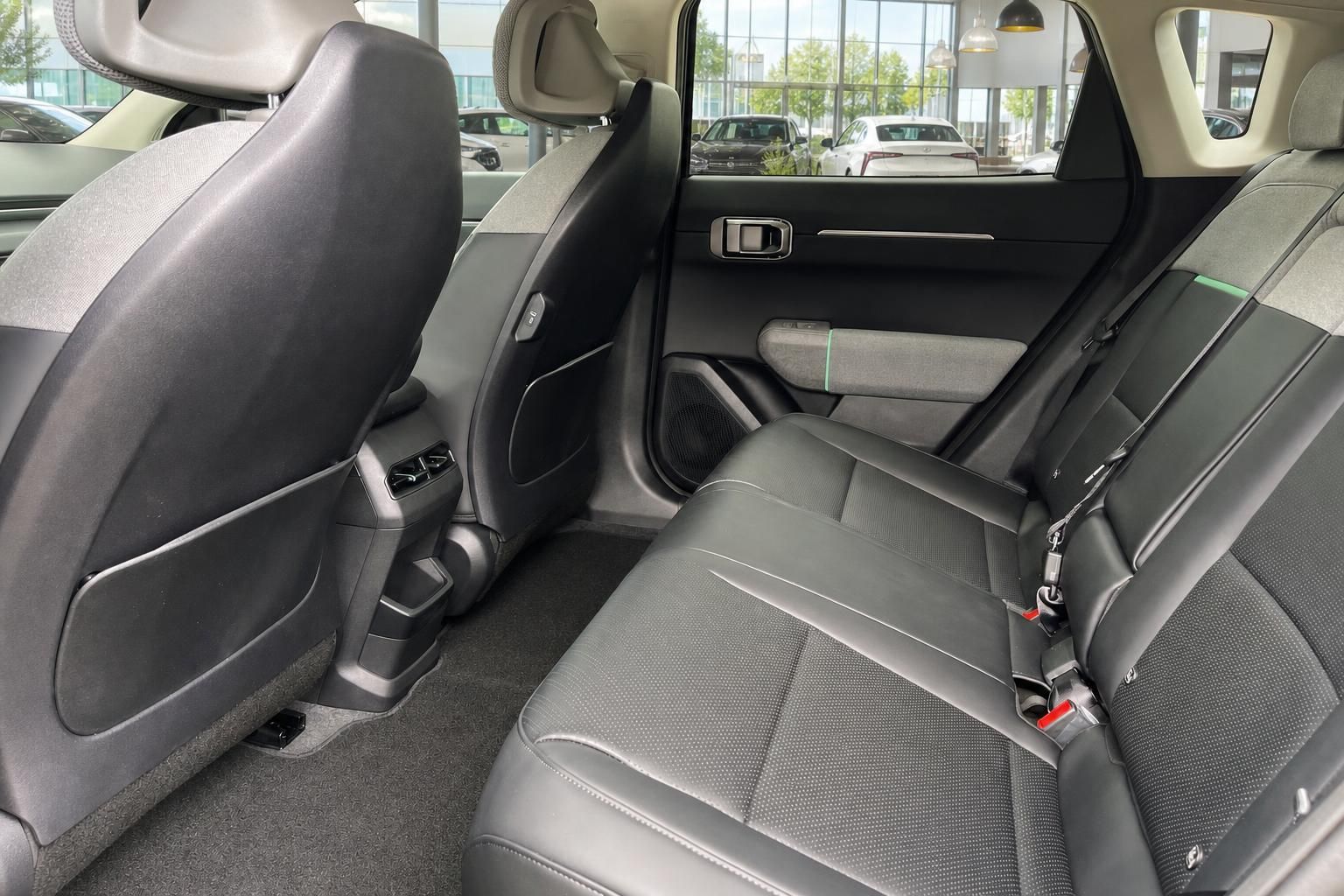 Kia EV4 Interieur: Rücksitze mit Ledersitzen und Beinfreiheit