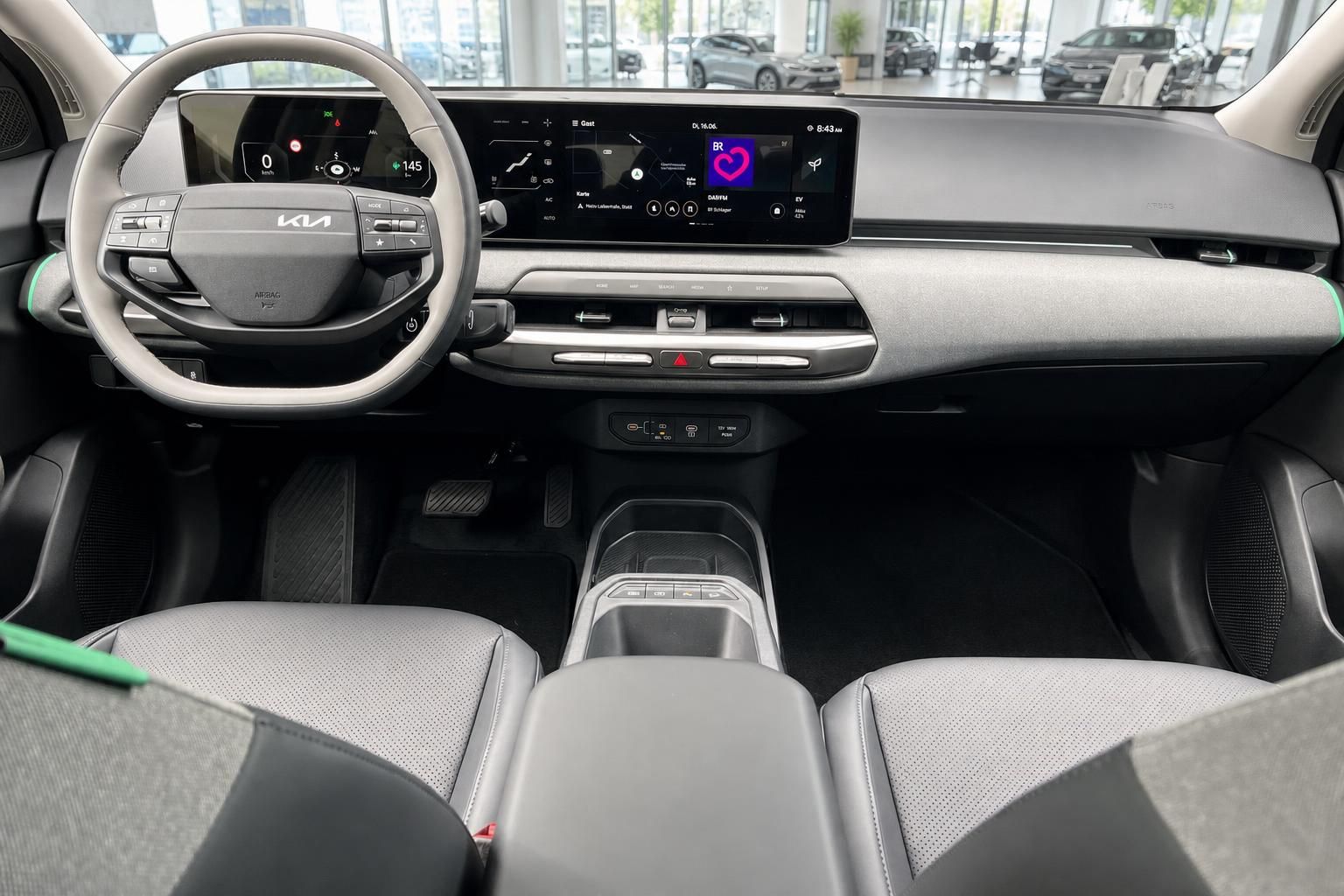 Kia EV4 Cockpit mit Lenkrad, Digitaldisplay und Mittelkonsole