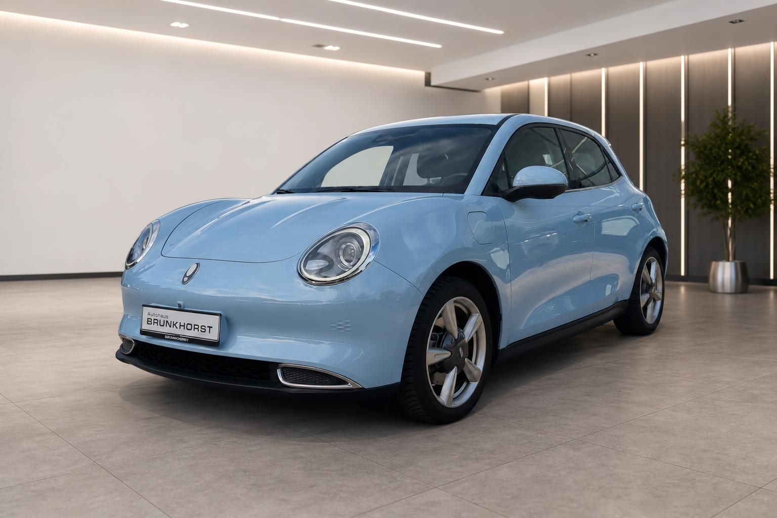 ORA Elektroauto in hellblau, Dreiviertel-Frontansicht im modernen Autohaus-Showroom