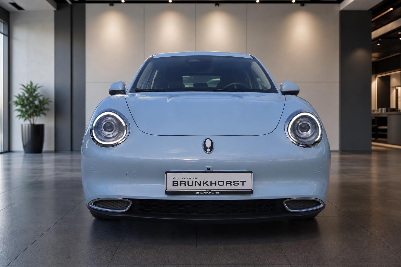 ORA Elektrofahrzeug hellblau, Frontansicht mit charakteristischen LED-Scheinwerfern im Showroom