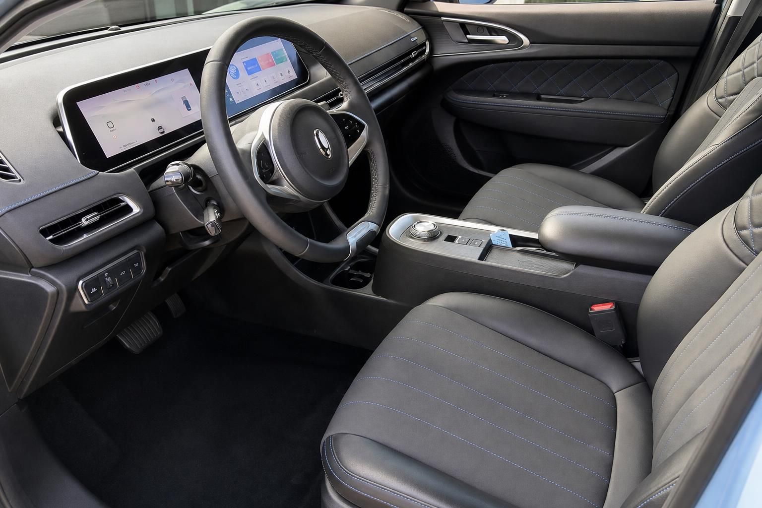 ORA Elektroauto Innenraum mit schwarzer Lederausstattung, Touchscreen und digitalem Cockpit