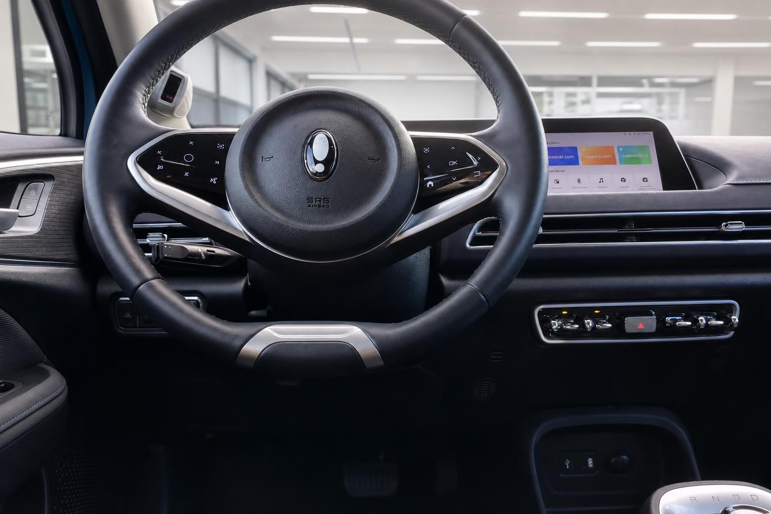 ORA Elektrofahrzeug Lenkrad und Armaturenbrett mit Touchscreen-Infotainment und Klimabedienung