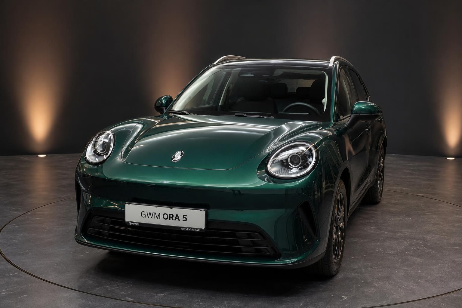 GWM ORA 5 Dunkelgrün Frontansicht – Elektro-SUV auf Drehteller im Studio