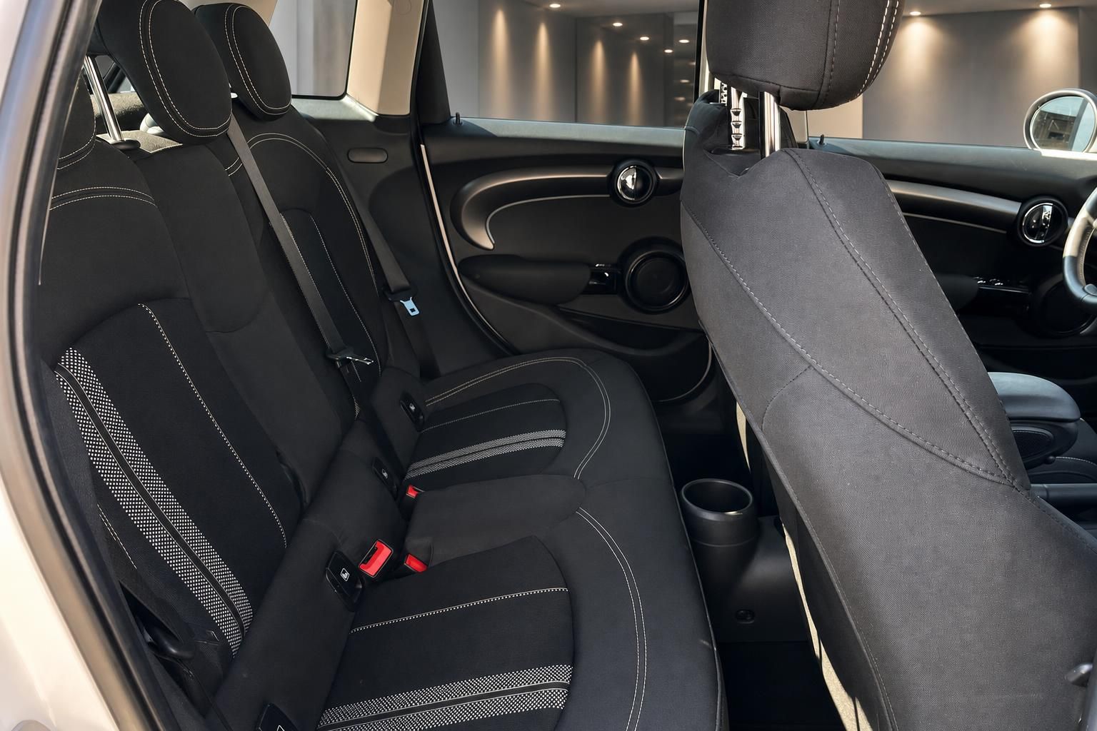 Rücksitze und Innenraumdetails eines MINI mit Sitzbezügen im Fokus
