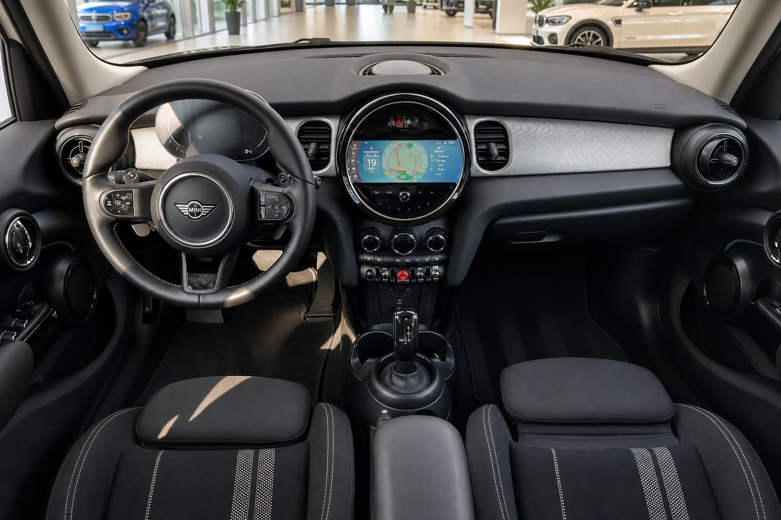 MINI Cockpit mit Lenkrad, Navigationsdisplay und Automatikschaltung