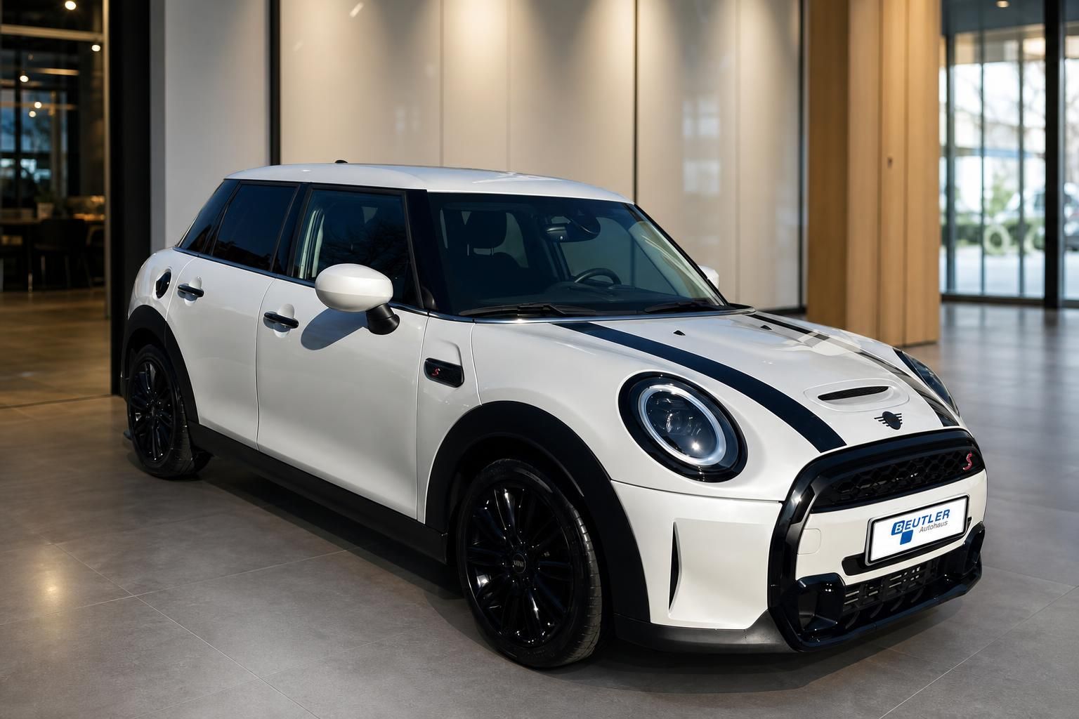 MINI Cooper S weiß mit schwarzen Streifen Frontansicht