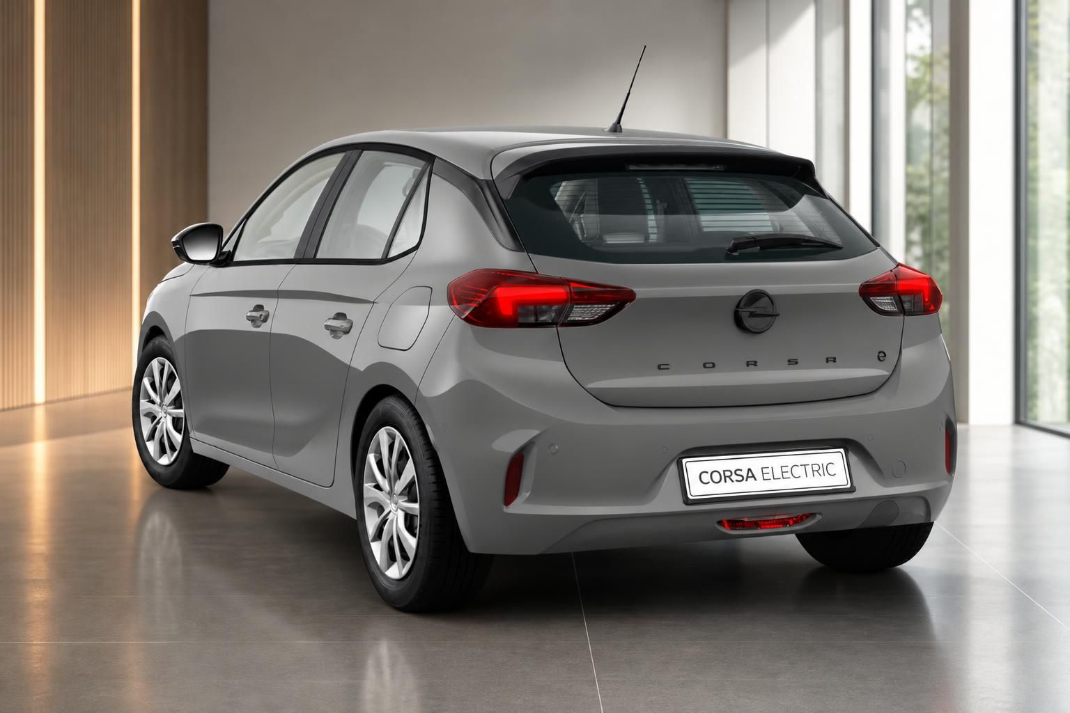 Opel Corsa Electric grau, Heckansicht im Showroom