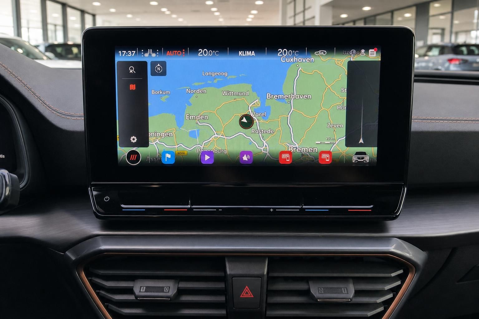 Cupra Infotainment Touchscreen mit Navigationskarte im Detail