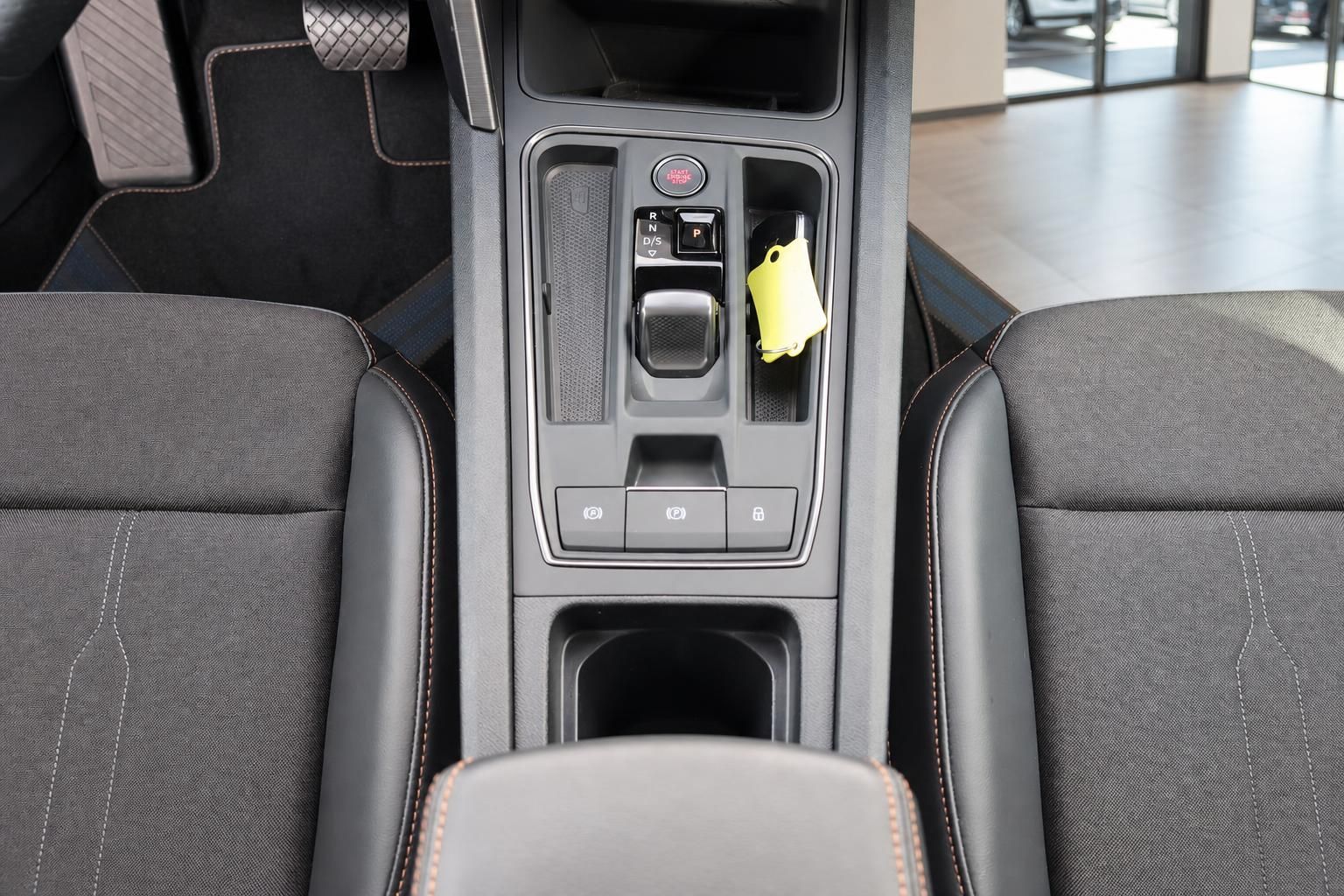 Mittelkonsole mit Automatikwahlhebel und Schlüssel im Fahrzeuginnenraum