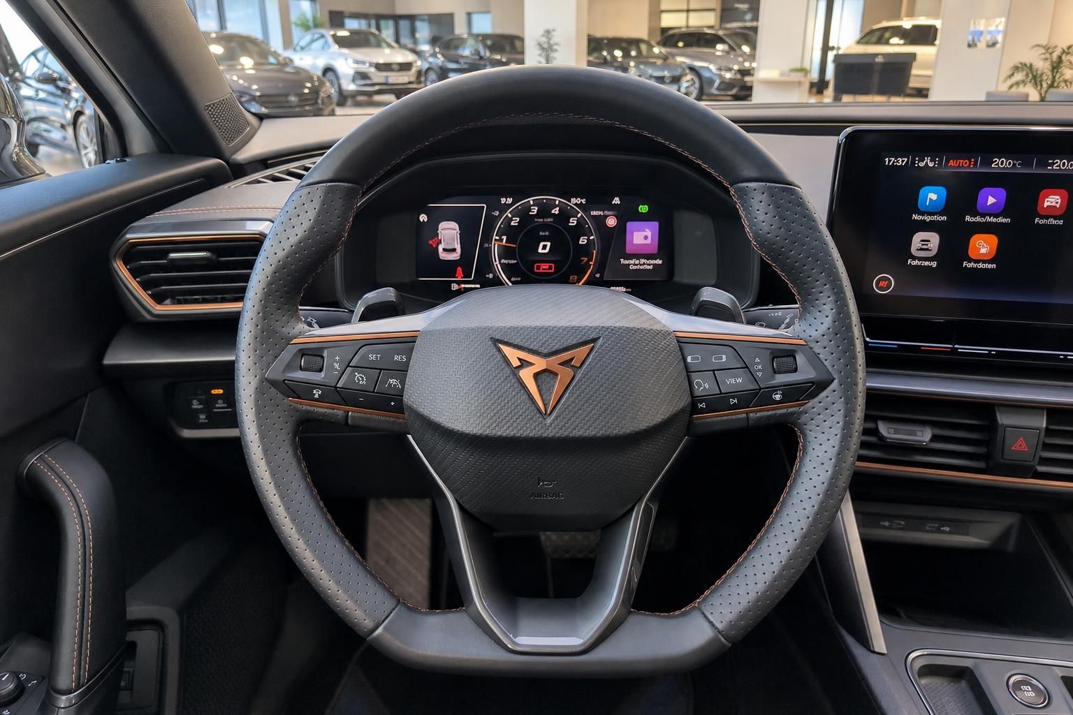 Cupra Lenkrad mit Multifunktionstasten und digitalem Cockpit im Innenraum