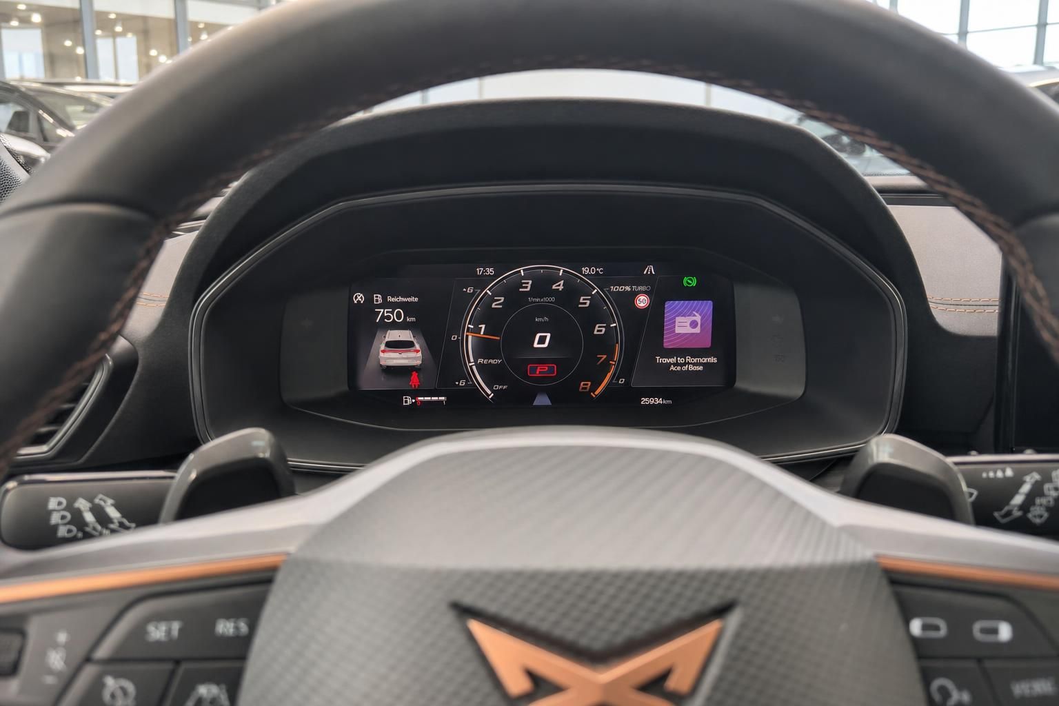 Digitales Tachodisplay mit Reichweitenanzeige hinter Lenkrad im Cupra