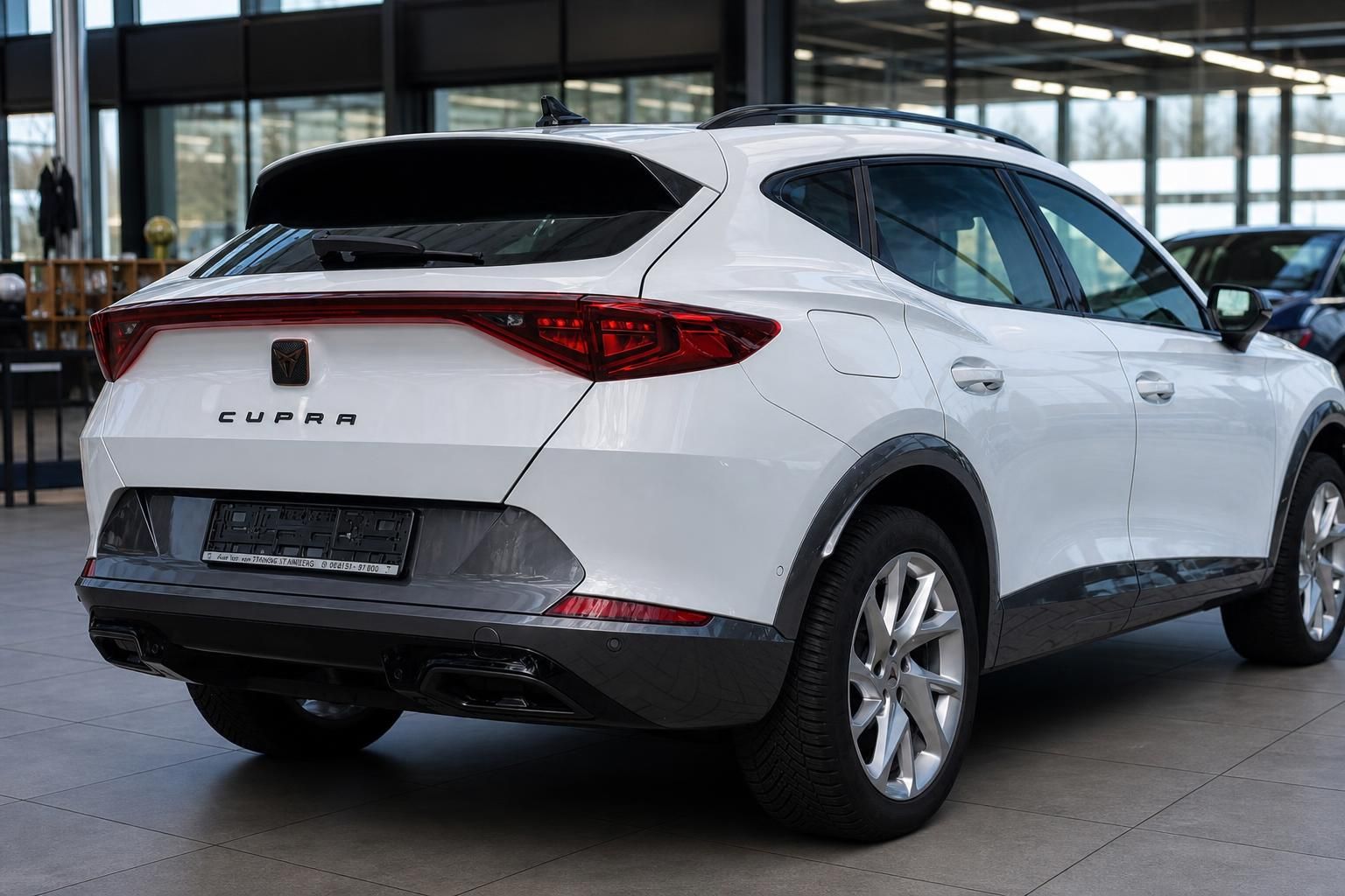 Cupra Formentor weiß Heckansicht im Autohaus Showroom