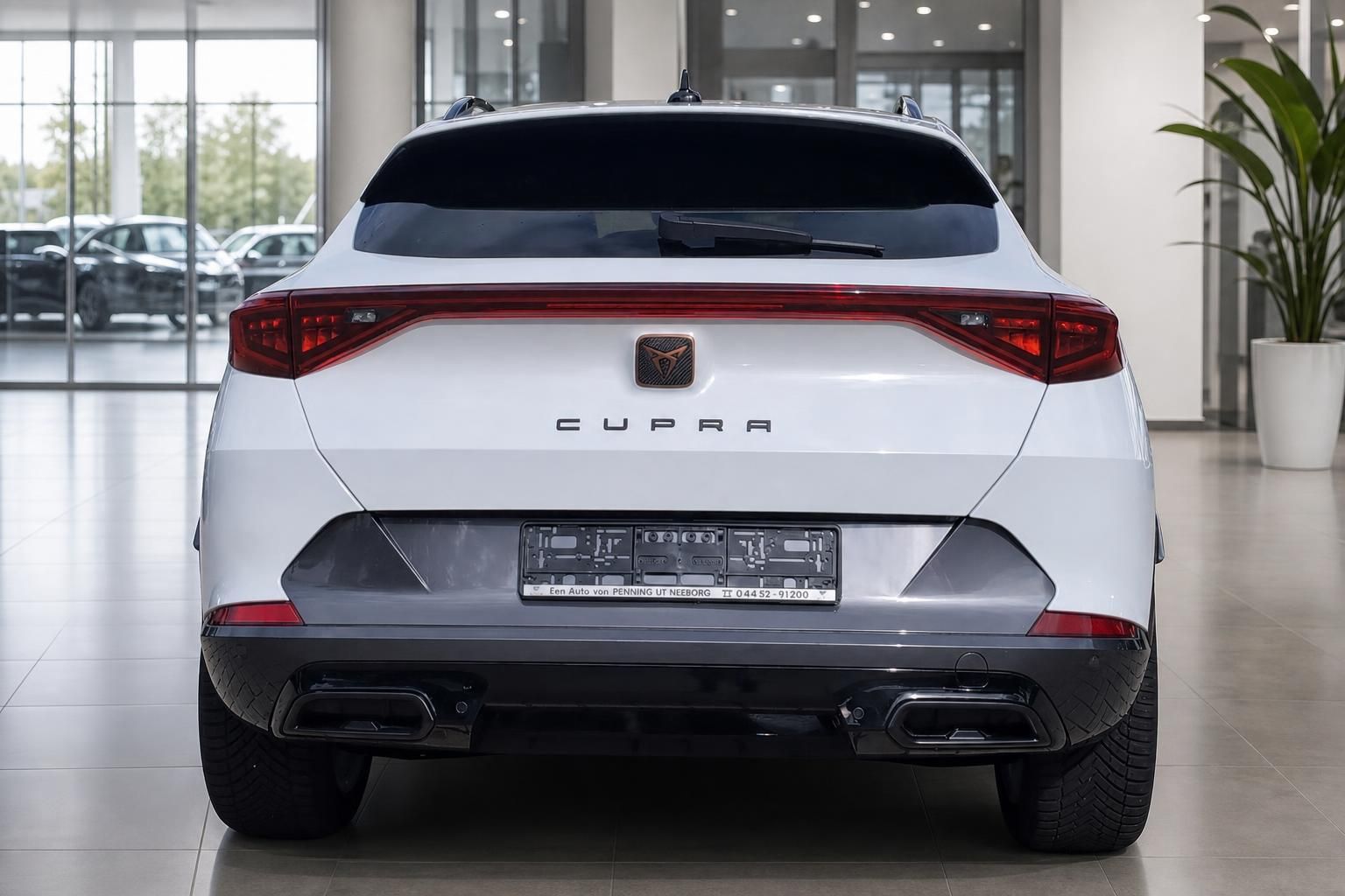 Cupra Formentor weiß Heckansicht frontal im Showroom