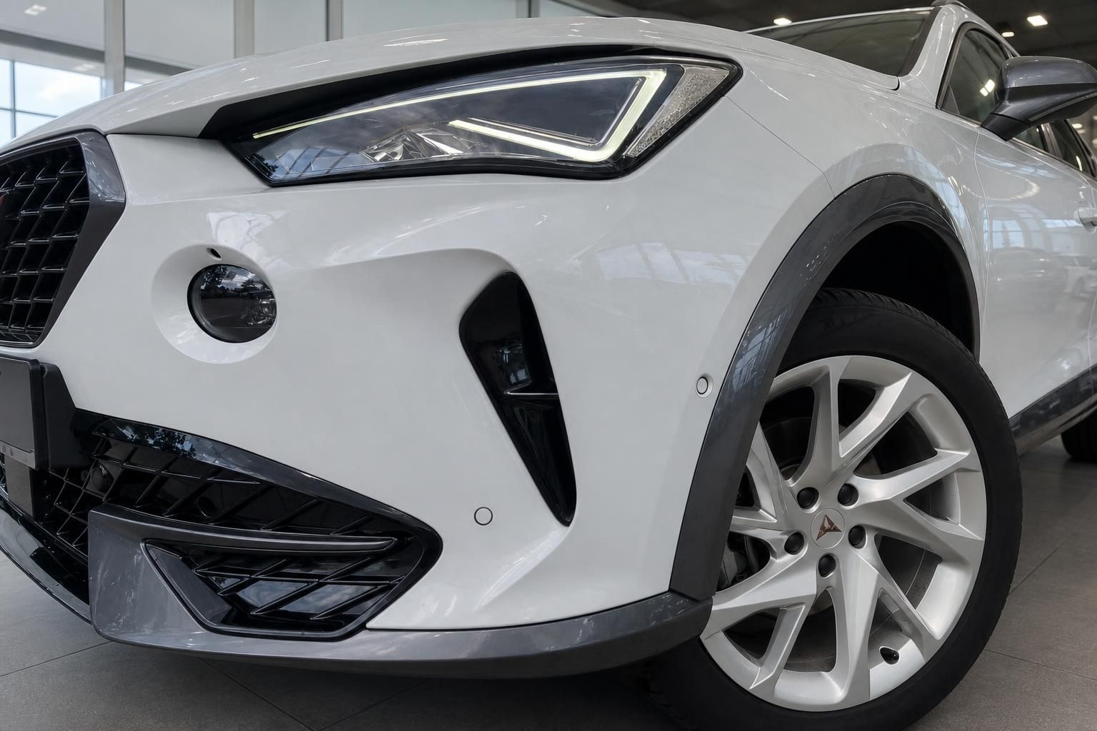 Cupra Frontpartie mit LED-Scheinwerfer und Felge Detailansicht