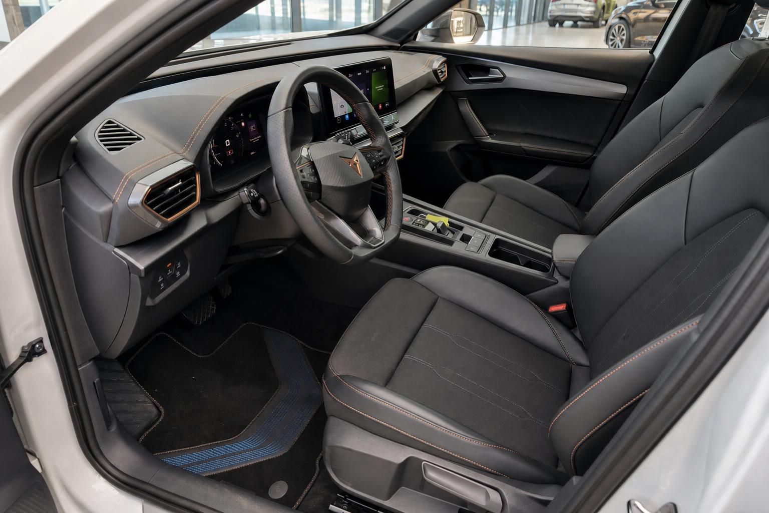 Cupra Innenraum Cockpit mit Lederausstattung und Digitaltacho
