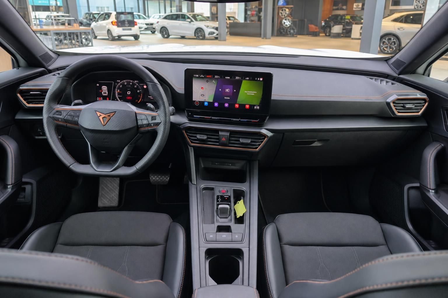 Cupra Cockpit Ansicht Lenkrad Touchscreen und Mittelkonsole