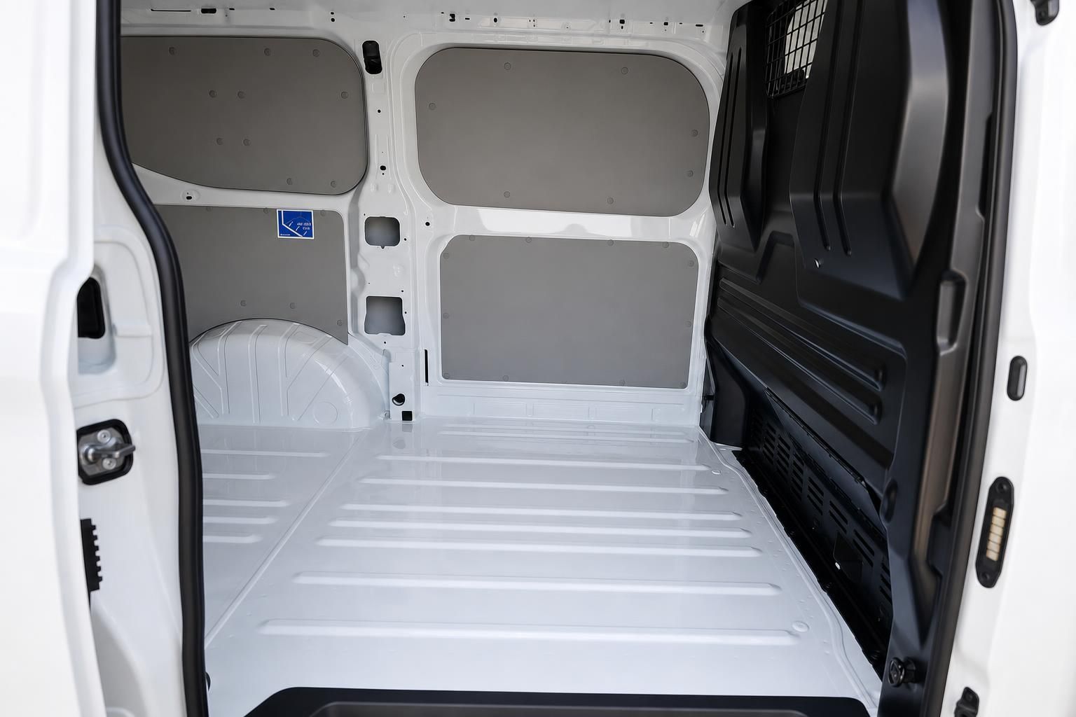 Leerer Laderaum eines weißen Transporters mit Seitenverkleidung