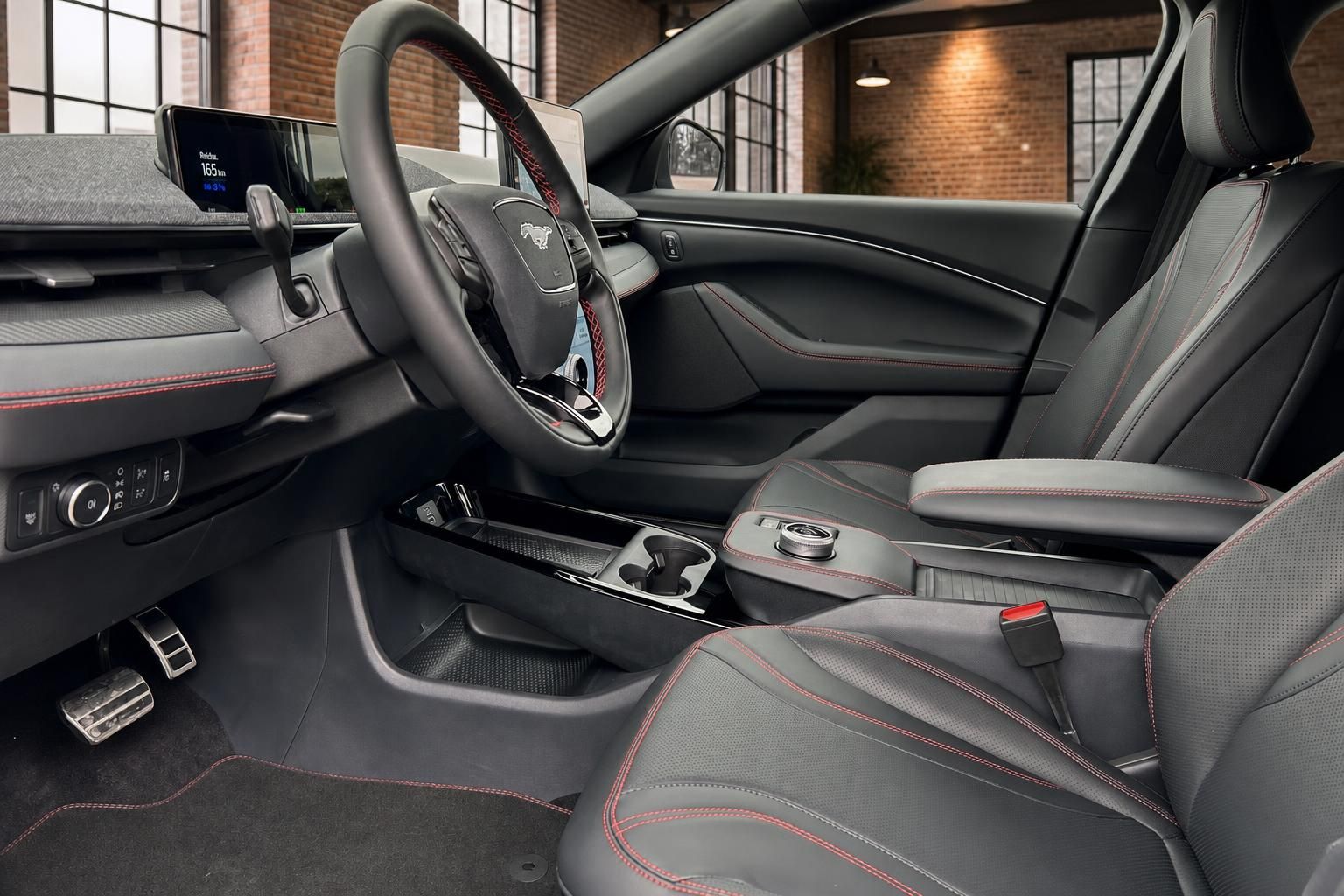 Ford Mustang Mach-E Innenraum Fahrerseite mit Lenkrad, Ledersitzen und Touchscreen