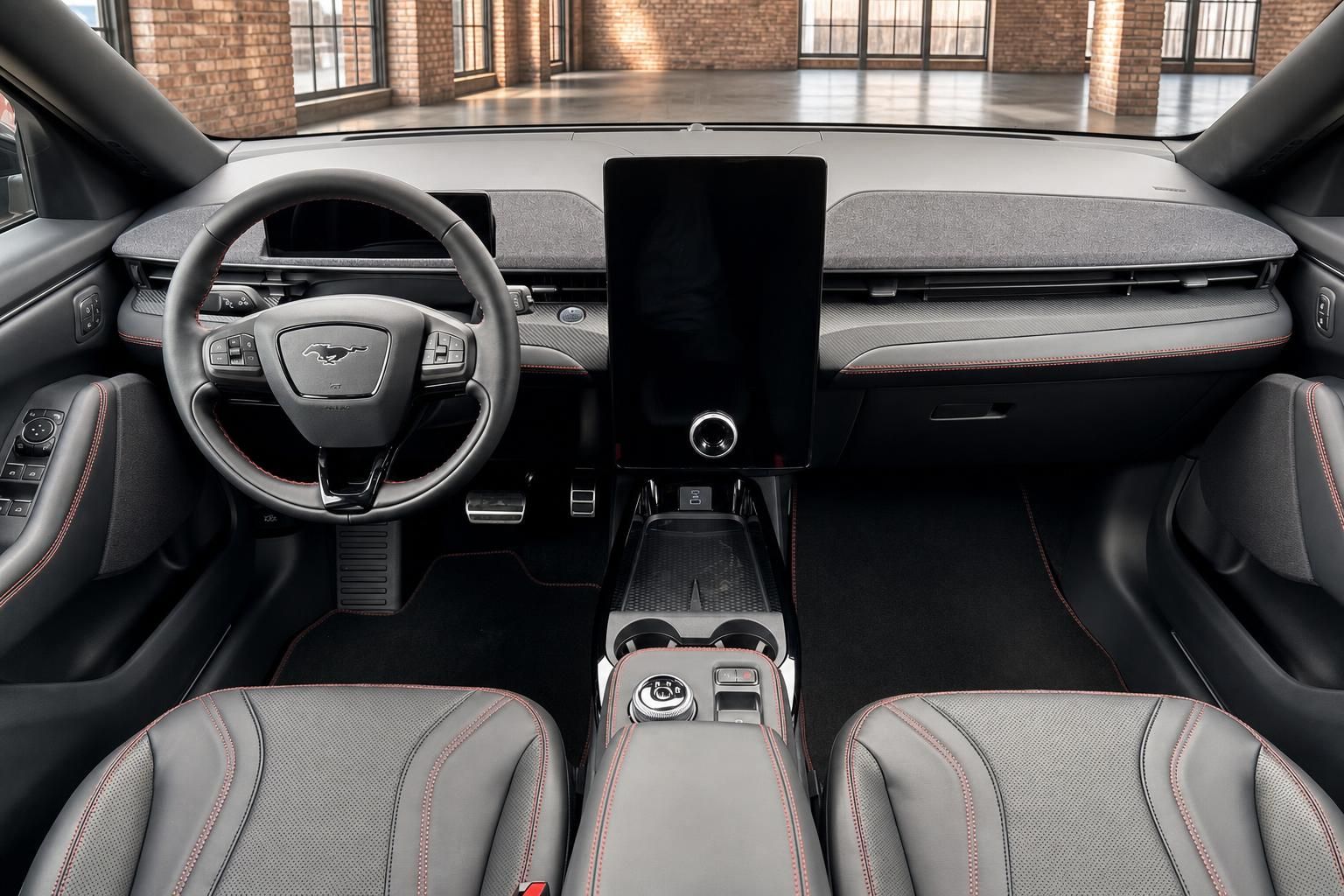 Ford Mustang Mach-E Innenraum Vogelperspektive mit Lenkrad, Mittelkonsole und Infotainment