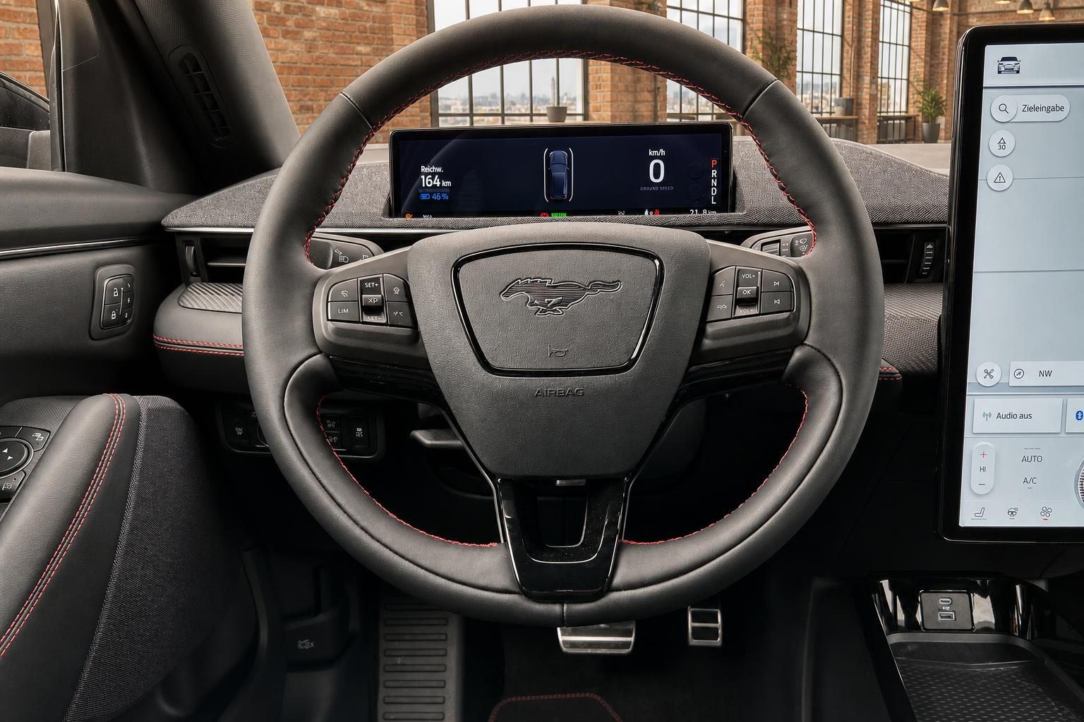 Ford Mustang Mach-E Lenkrad mit Mustang-Logo, Digitalinstrumente und Touchscreen-Display