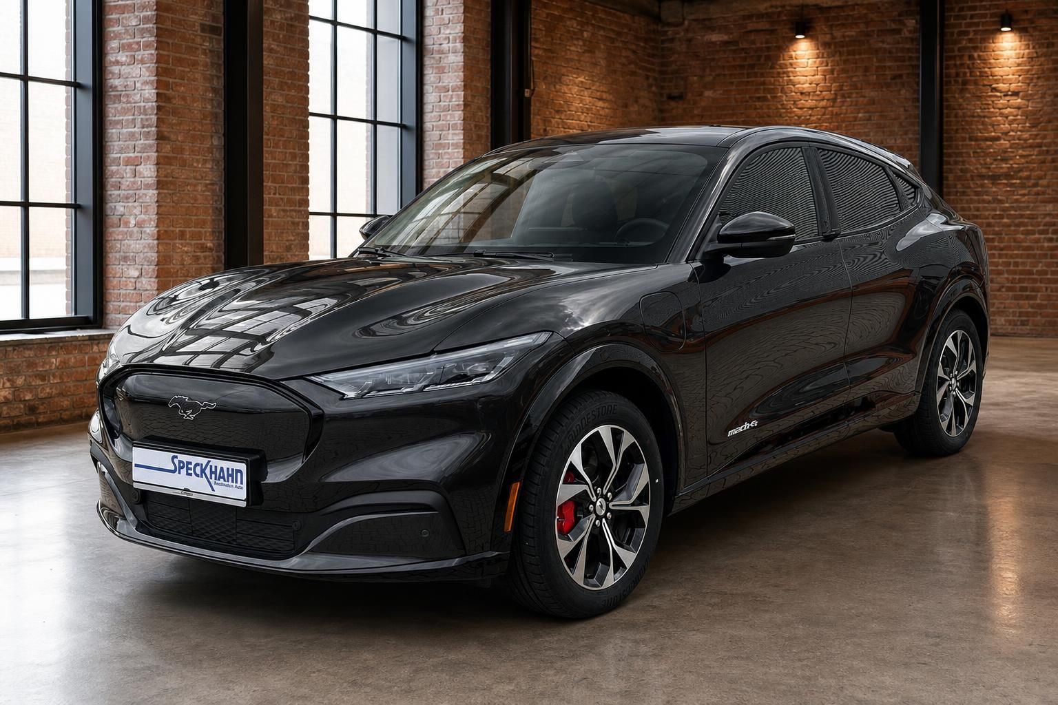 Ford Mustang Mach-E schwarz Frontansicht schräg links – Elektro-SUV bei Speckhahn