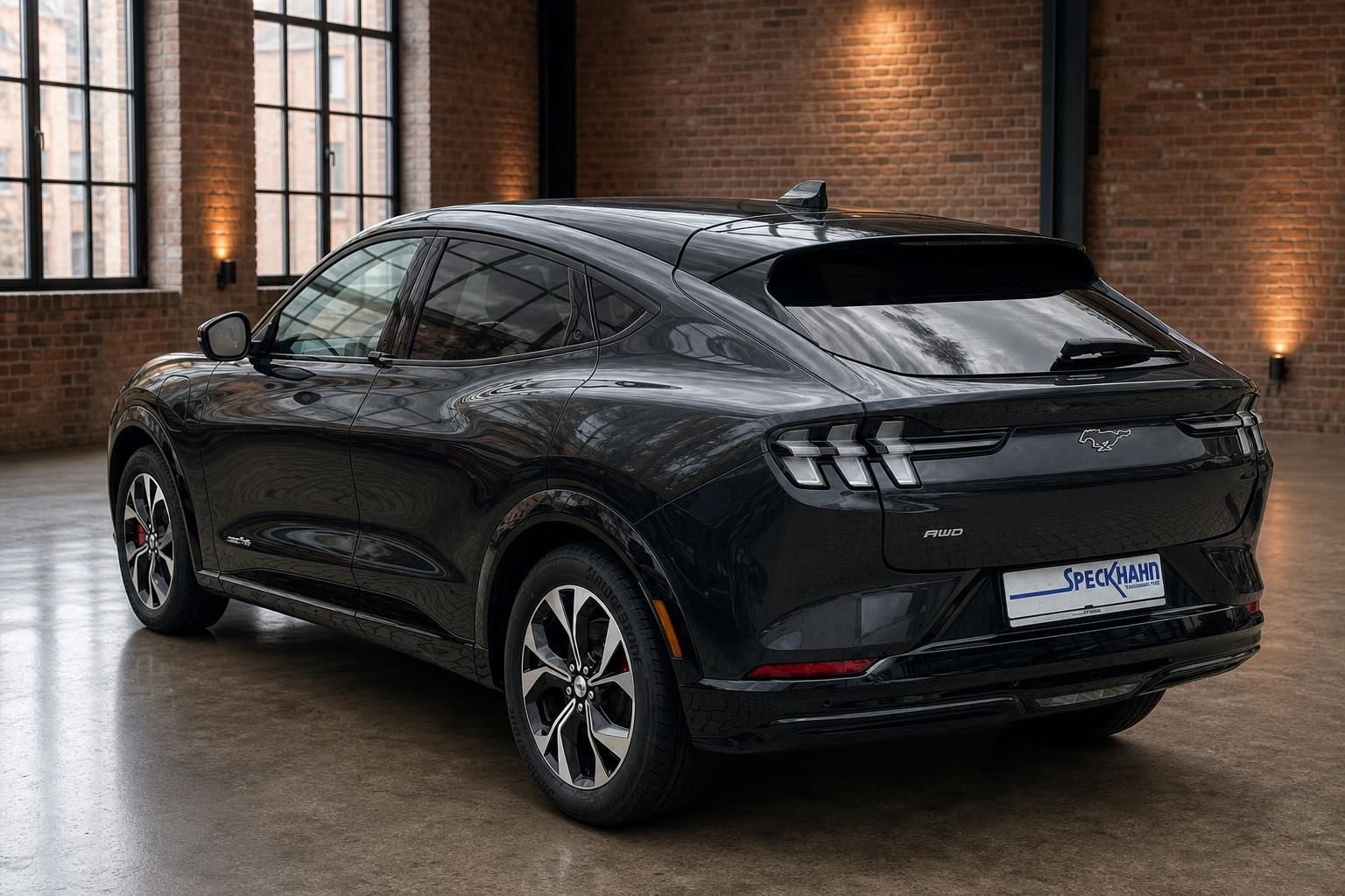 Ford Mustang Mach-E AWD schwarz Heck schräg links – Elektroauto Speckhahn Angebot
