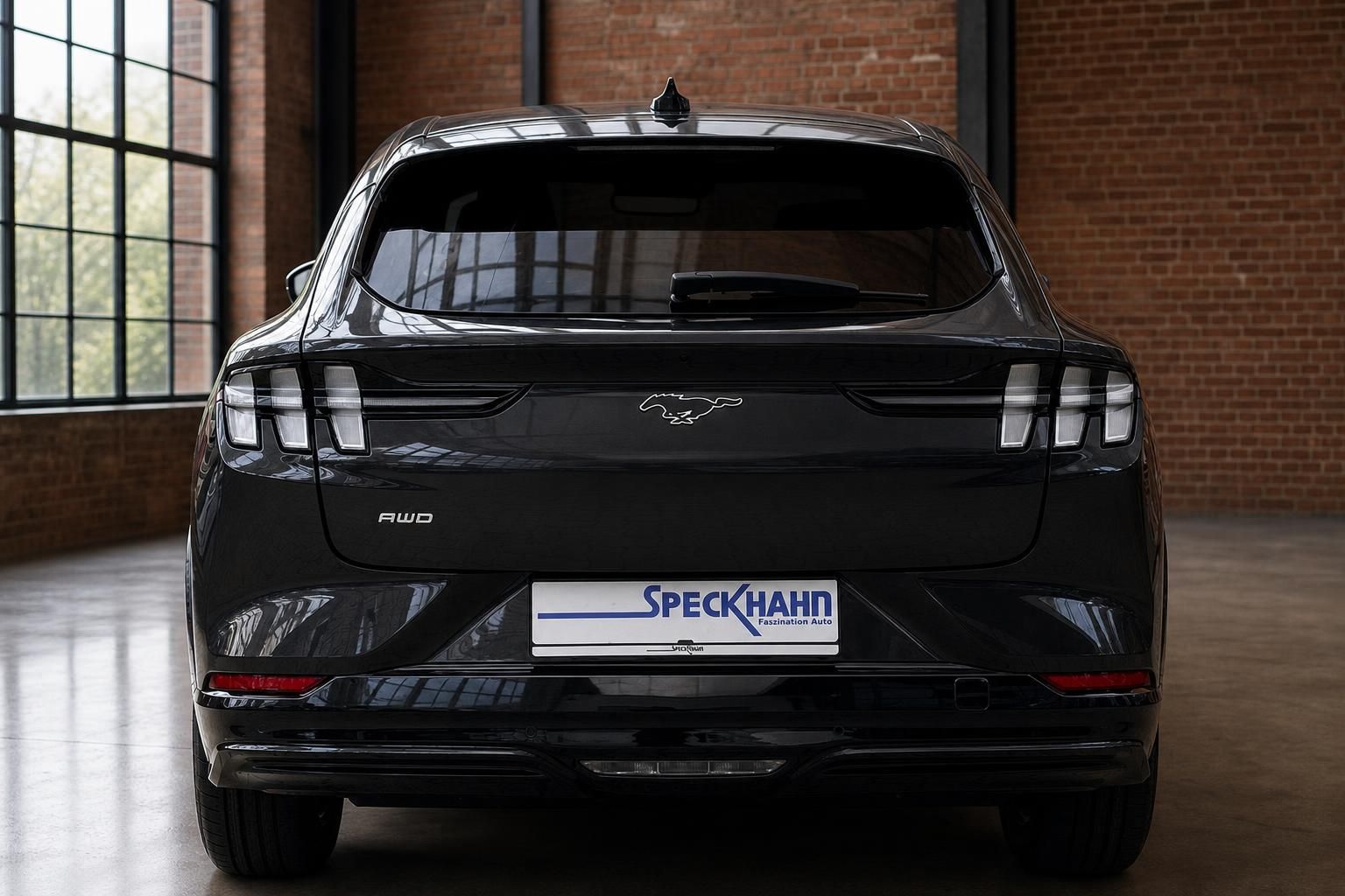 Ford Mustang Mach-E AWD schwarz Heckansicht – Elektroauto bei Autohaus Speckhahn