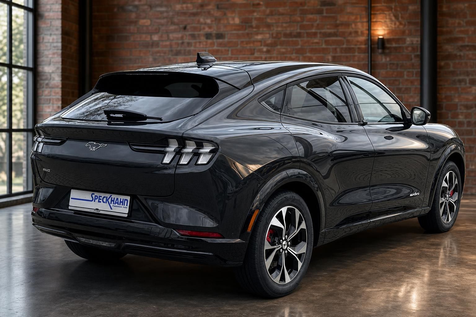 Ford Mustang Mach-E AWD schwarz Heck schräg rechts – Elektro-SUV Gebrauchtwagen