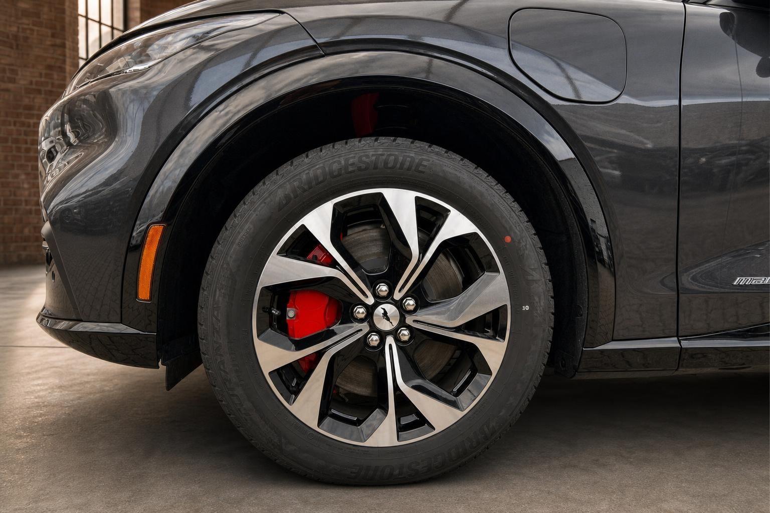 Ford Mustang Mach-E Felge schwarz poliert mit roten Bremssätteln und Bridgestone-Reifen