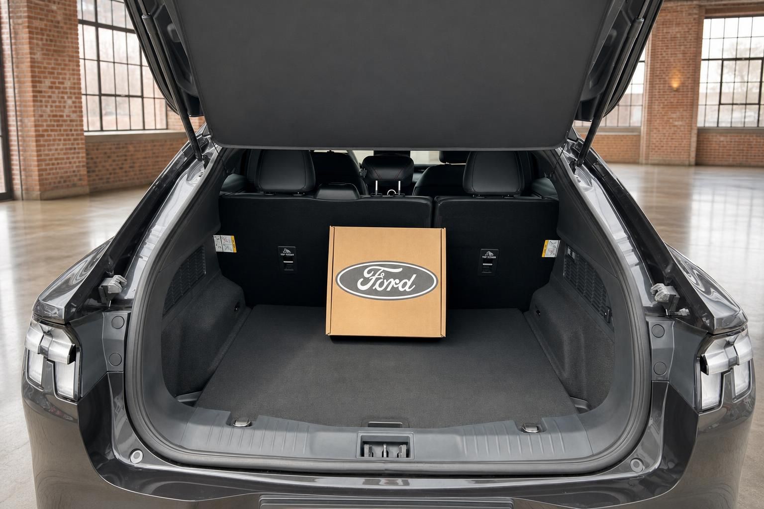 Ford Mustang Mach-E Kofferraum geöffnet mit großem Laderaum und Ford-Paket