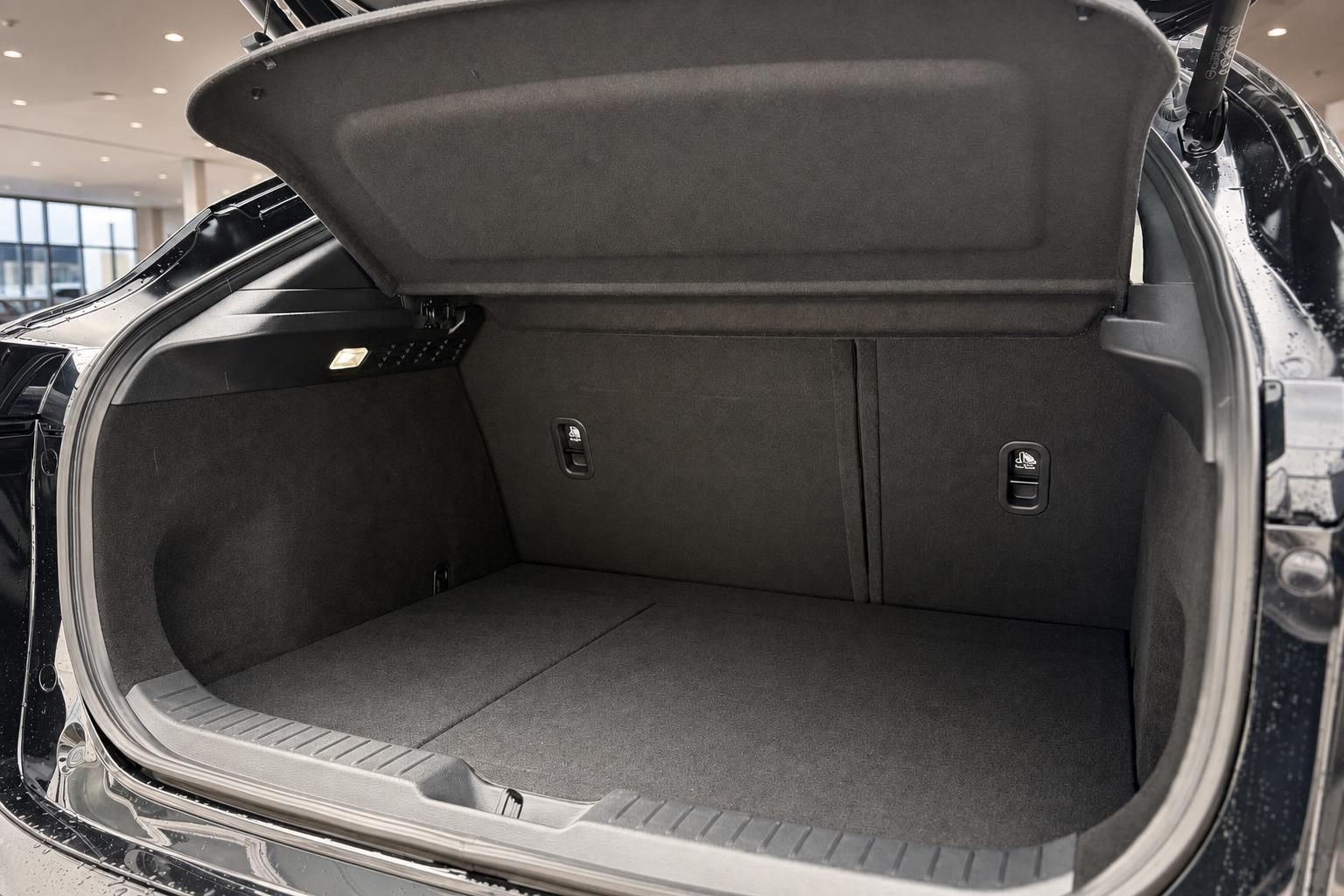 Mazda CX-30 Kofferraum mit geöffneter Heckklappe, leer