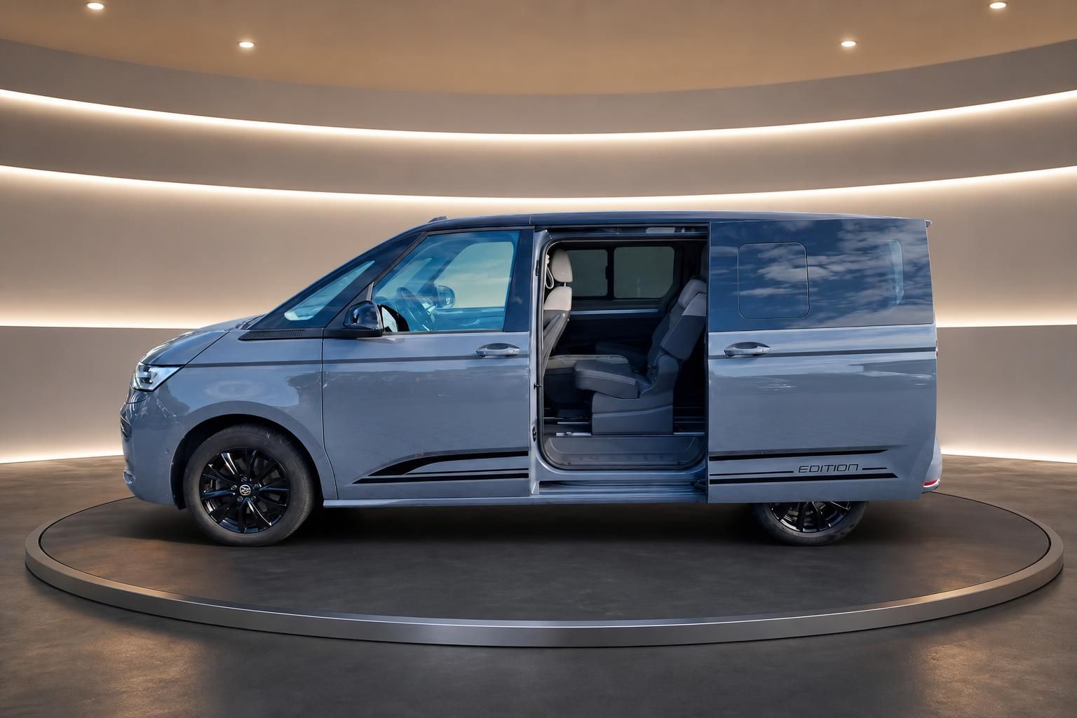 VW Multivan Edition blaugrau Seitenansicht mit offener Tür