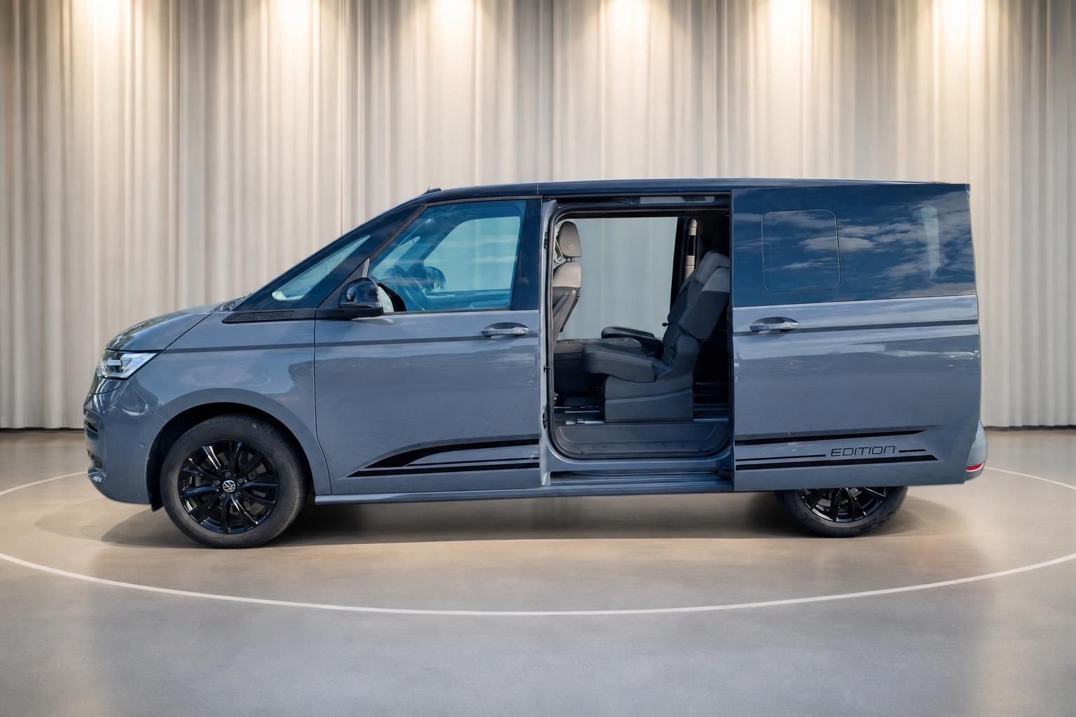 VW Multivan Edition grau-blau mit geoeffneter Schiebetuer, Seitenansicht