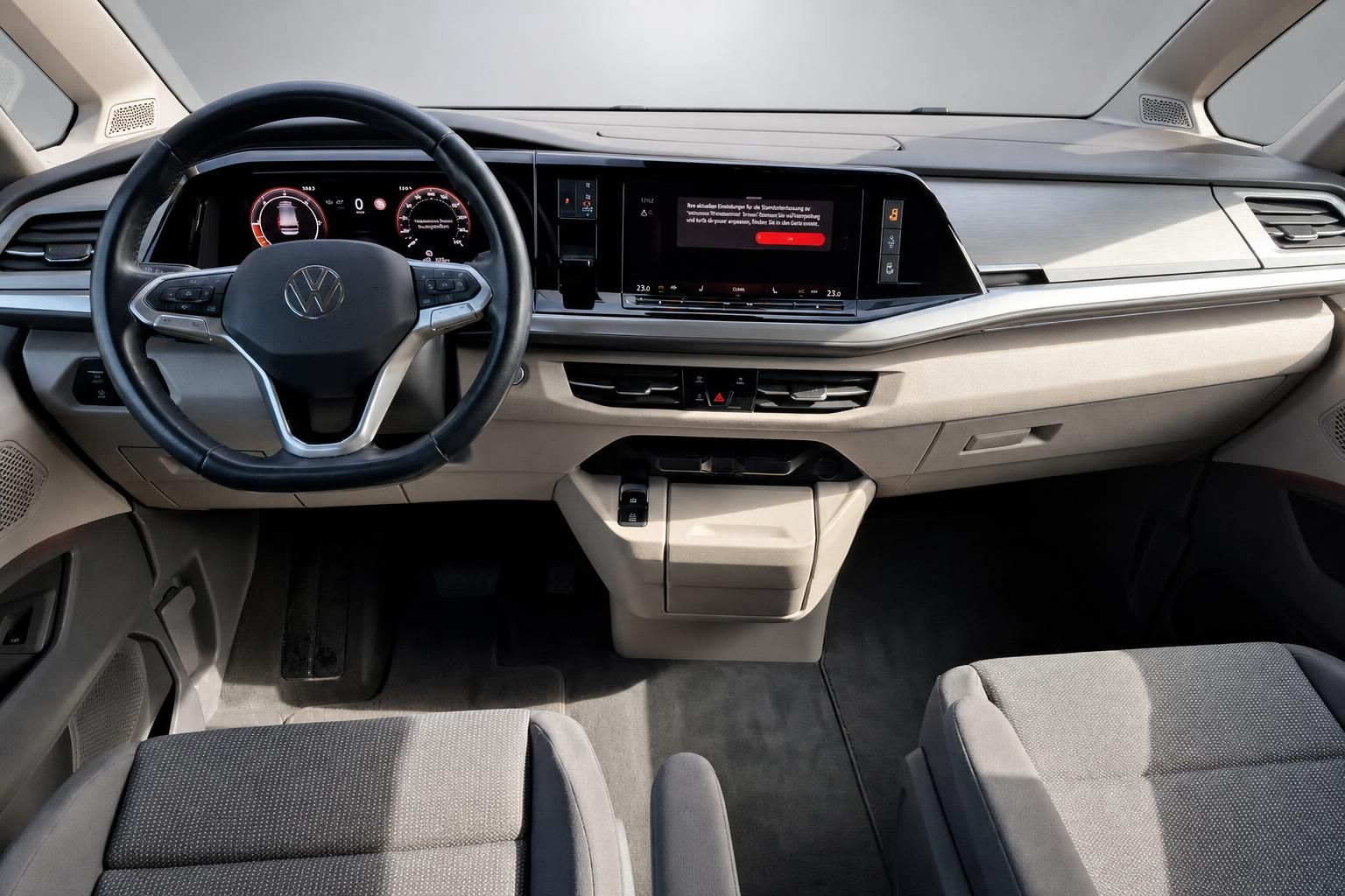 VW Multivan Cockpit mit Lenkrad, Digitaltacho und Infotainment-Display