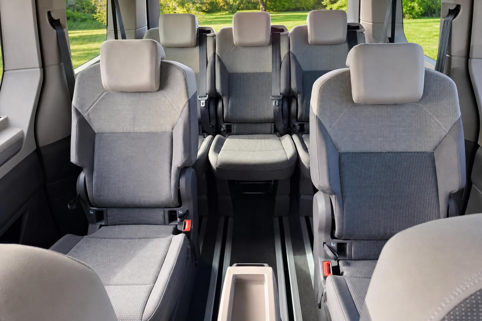 VW Multivan Innenraum mit dritter Sitzreihe und Einzelsitzen