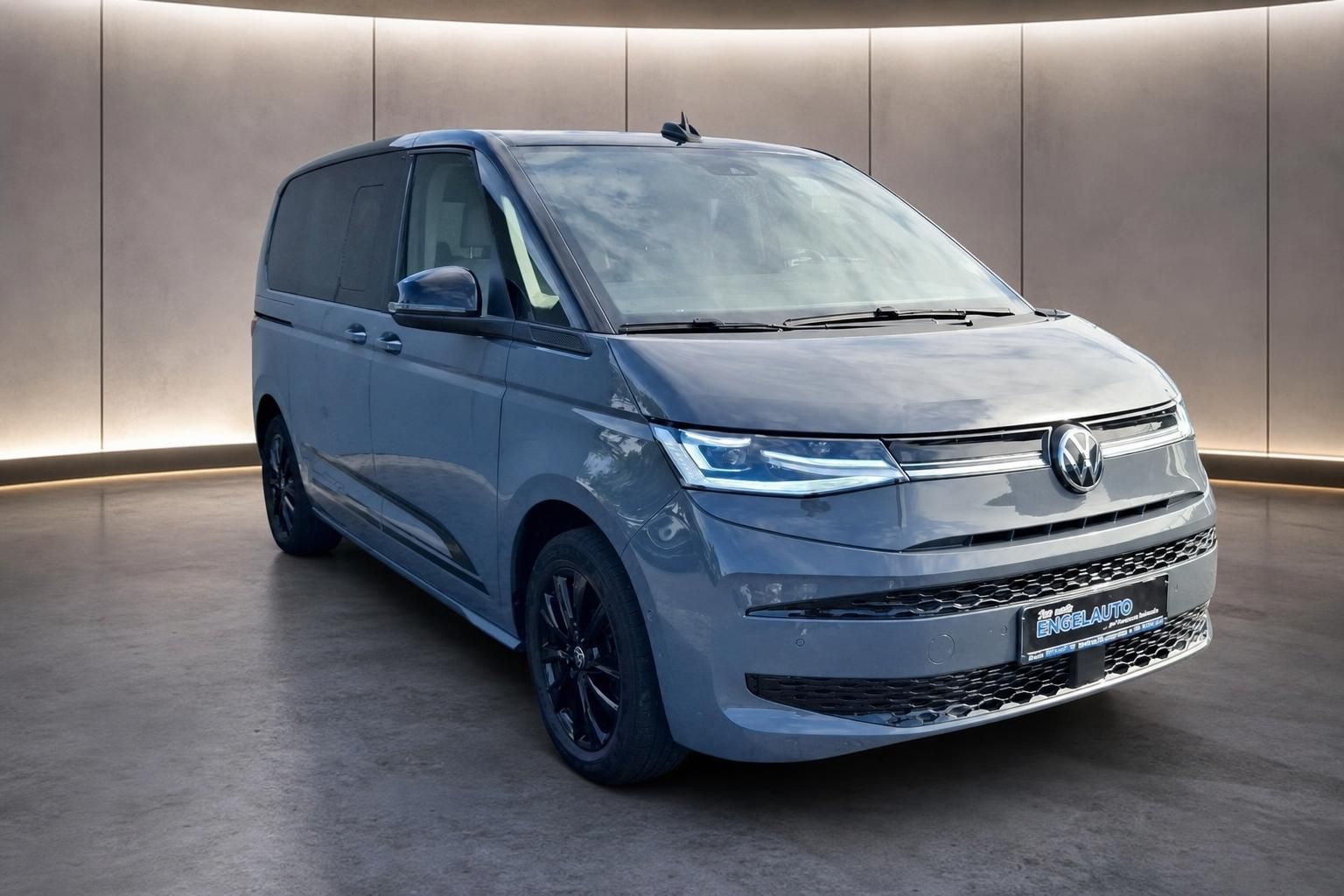 VW Multivan grau Frontansicht schraeg im Showroom