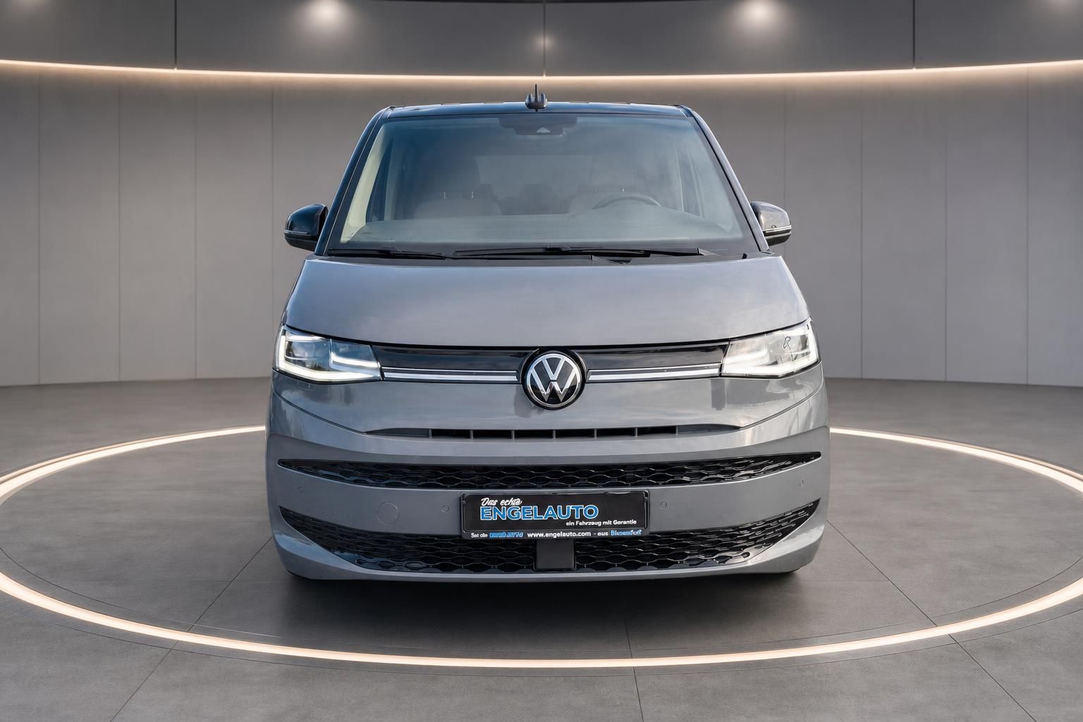 VW Multivan grau Frontansicht im Studio