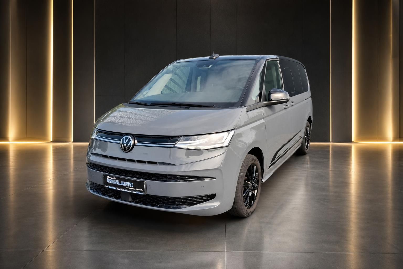 VW Multivan silber Frontansicht schraeg mit LED-Licht
