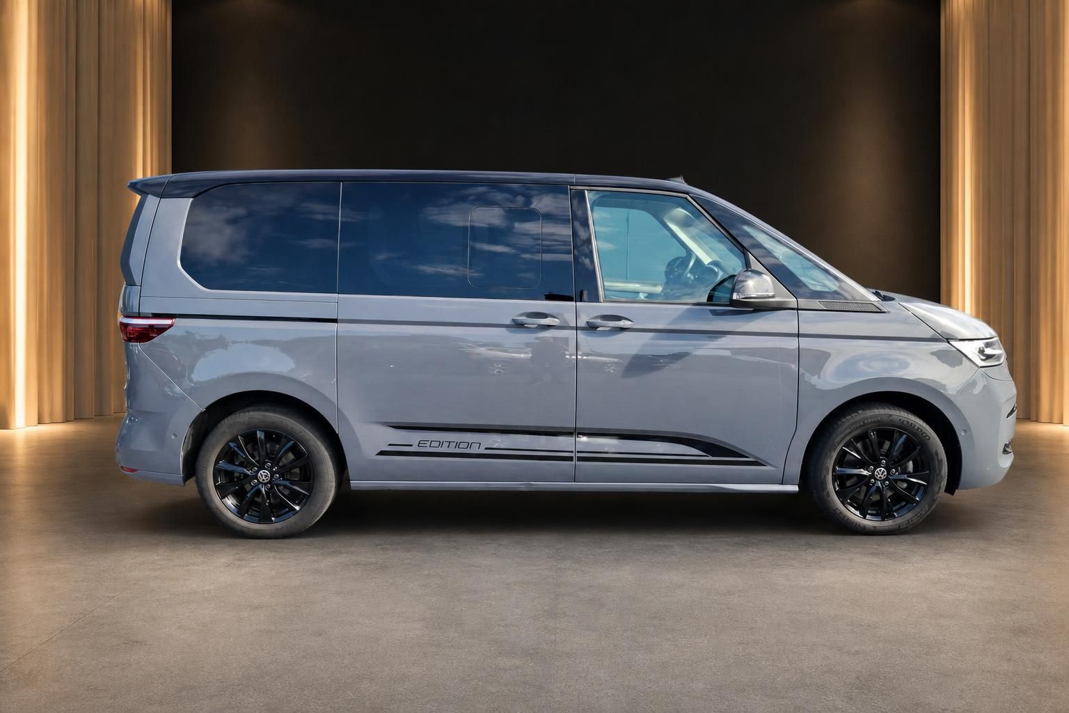 VW Multivan Edition grau Seitenansicht im Studio