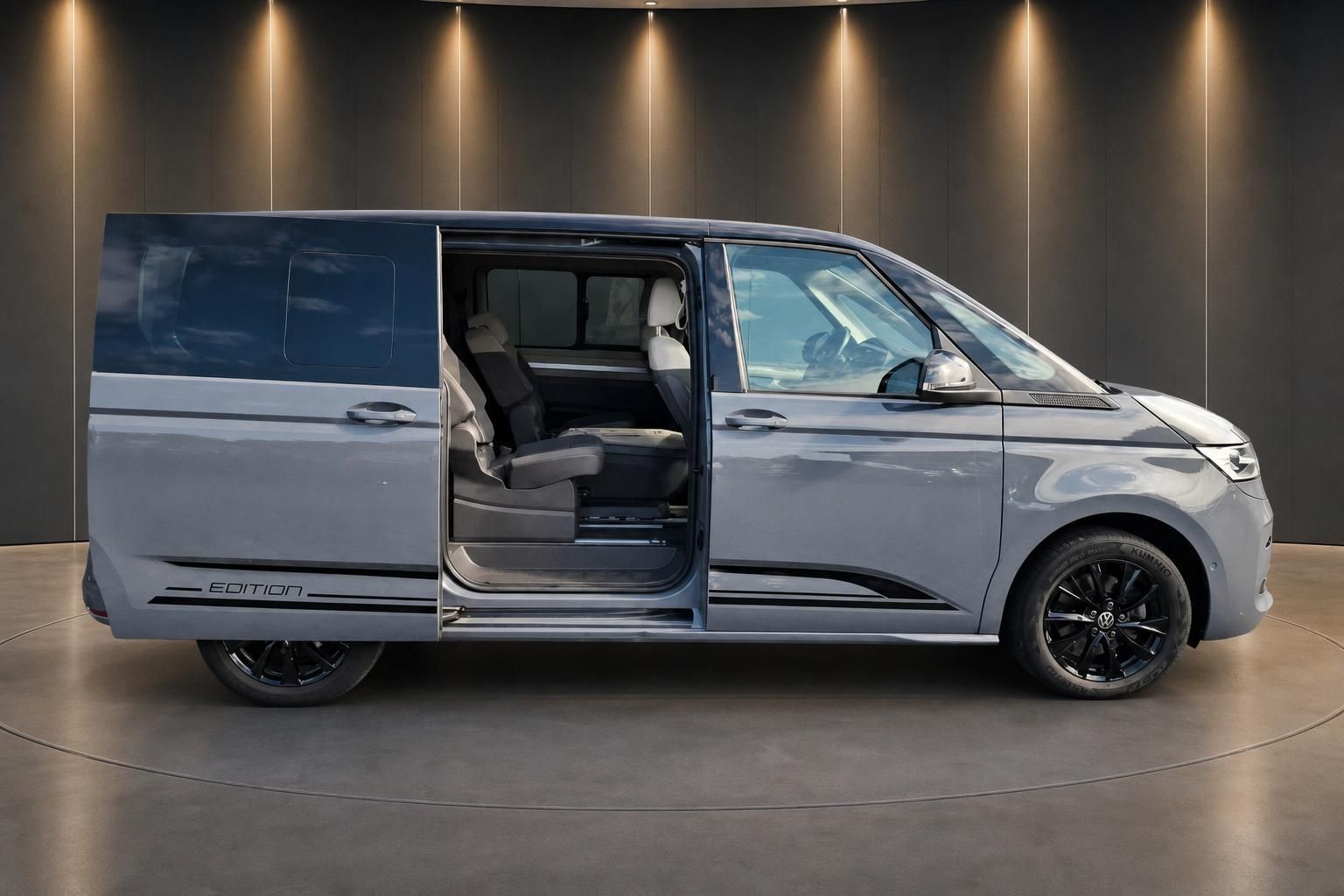 VW Multivan Edition grau Seitenansicht mit geöffneter Schiebetür