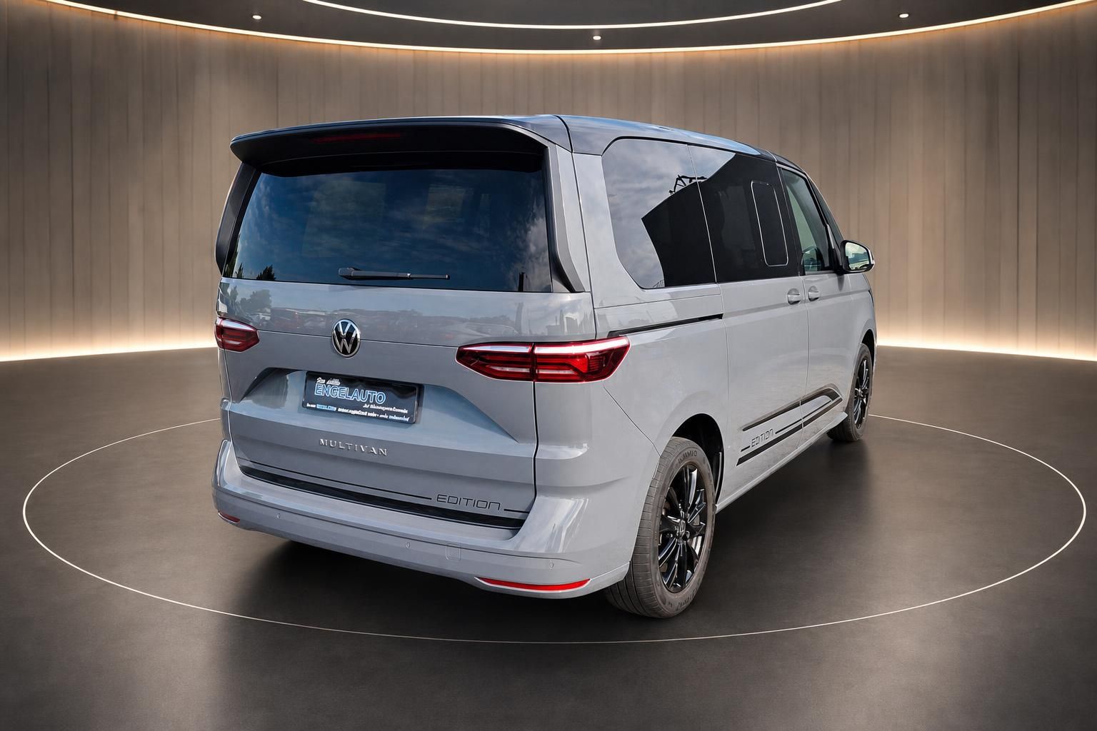 VW Multivan Edition grau Heckansicht seitlich im Showroom