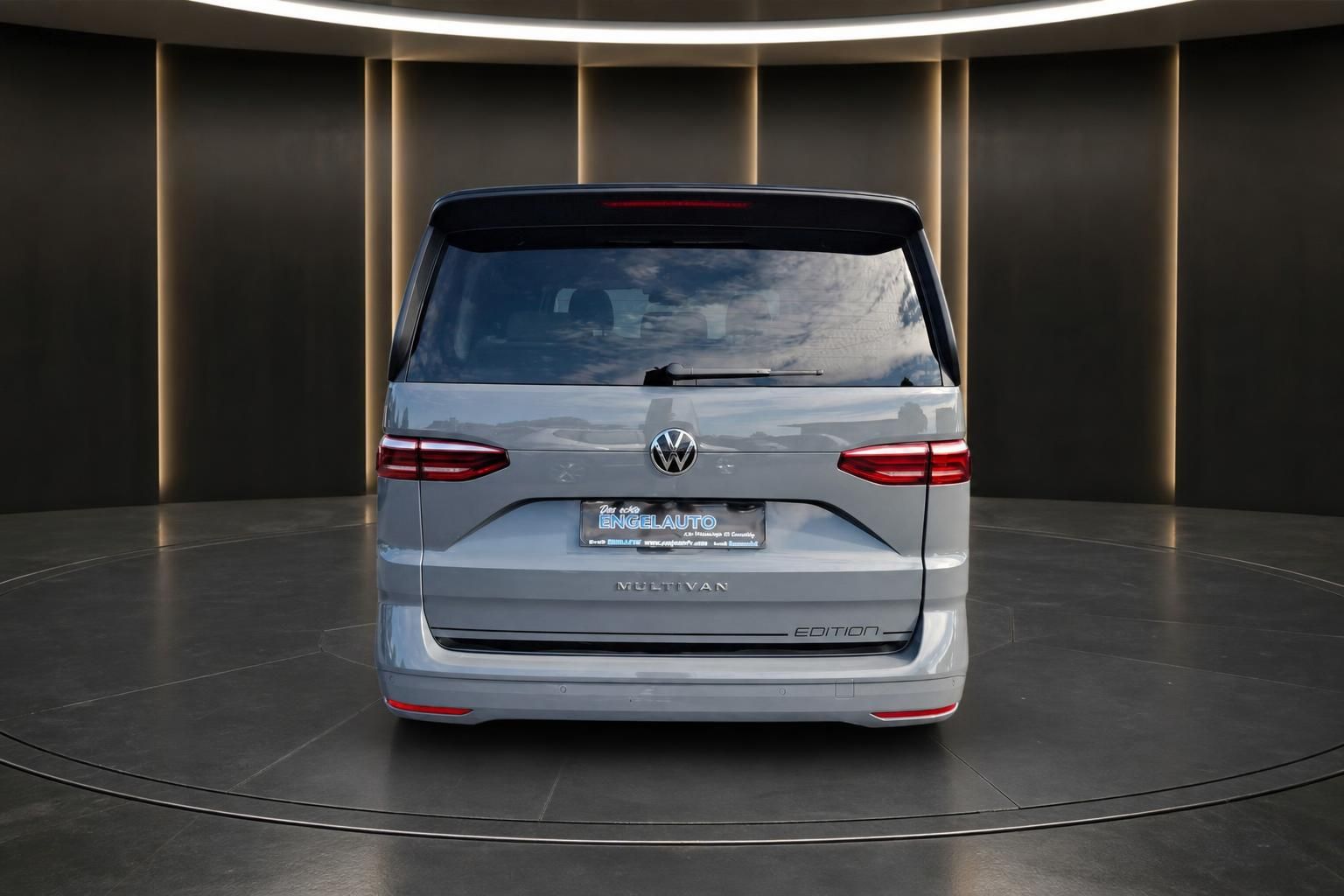 VW Multivan Edition grau Heckansicht frontal im Studio