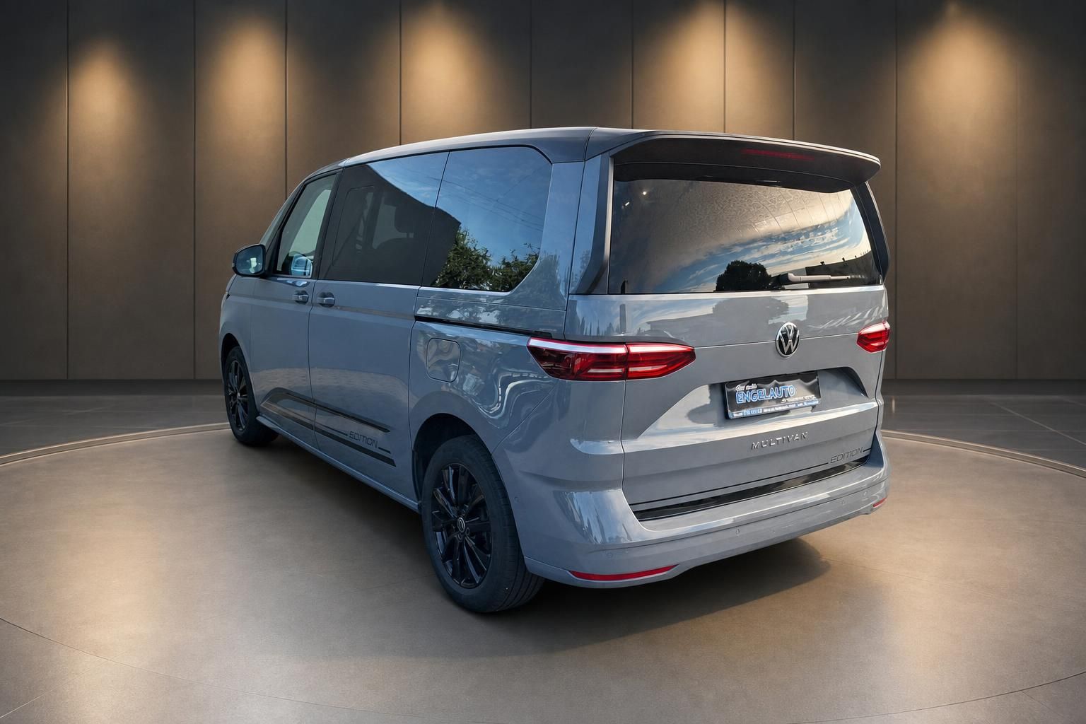 VW Multivan Edition grau Heckansicht seitlich mit Alufelgen