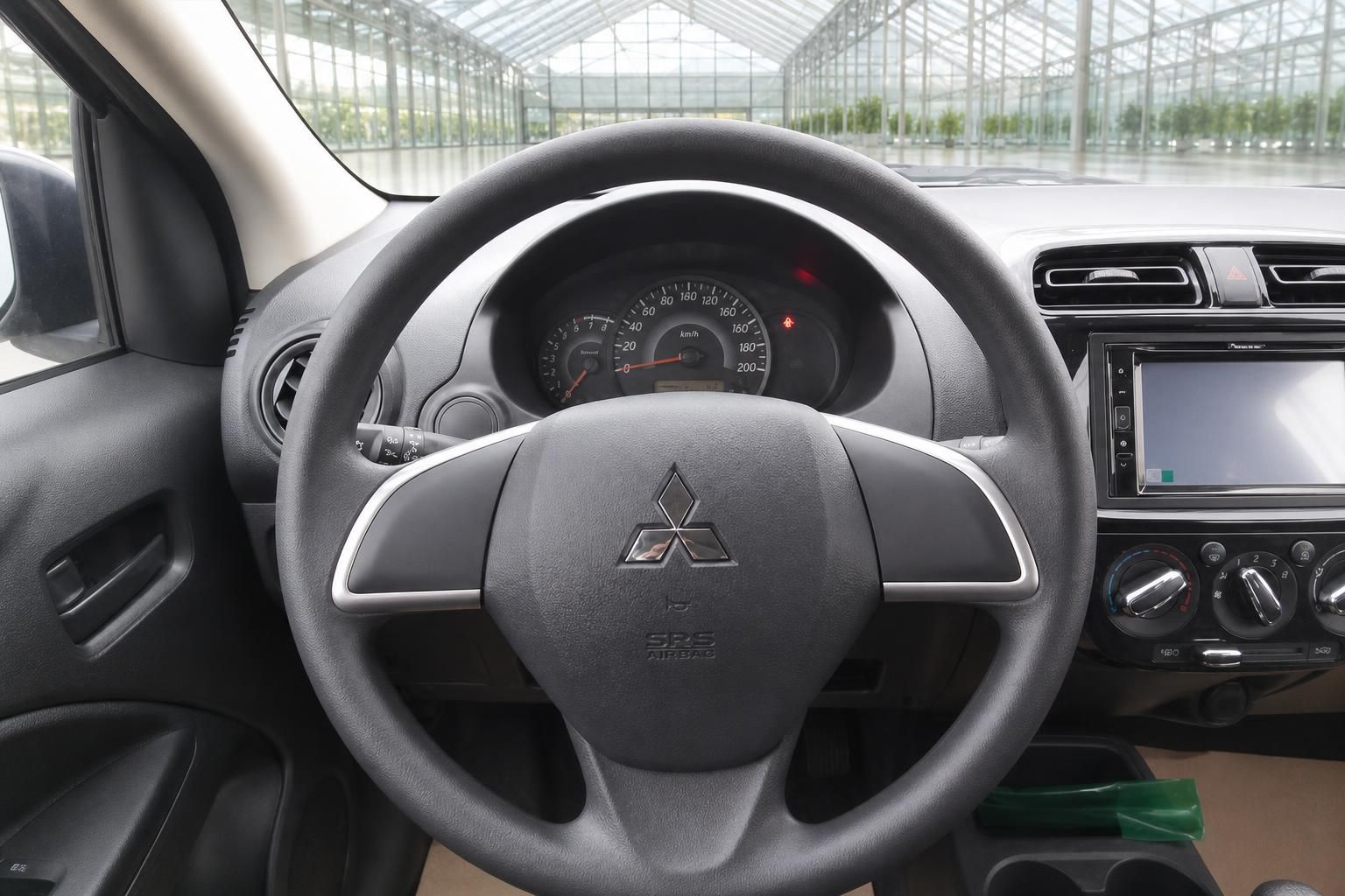 Mitsubishi Space Star Innenraum Lenkrad mit Logo Tacho und Infotainmentsystem