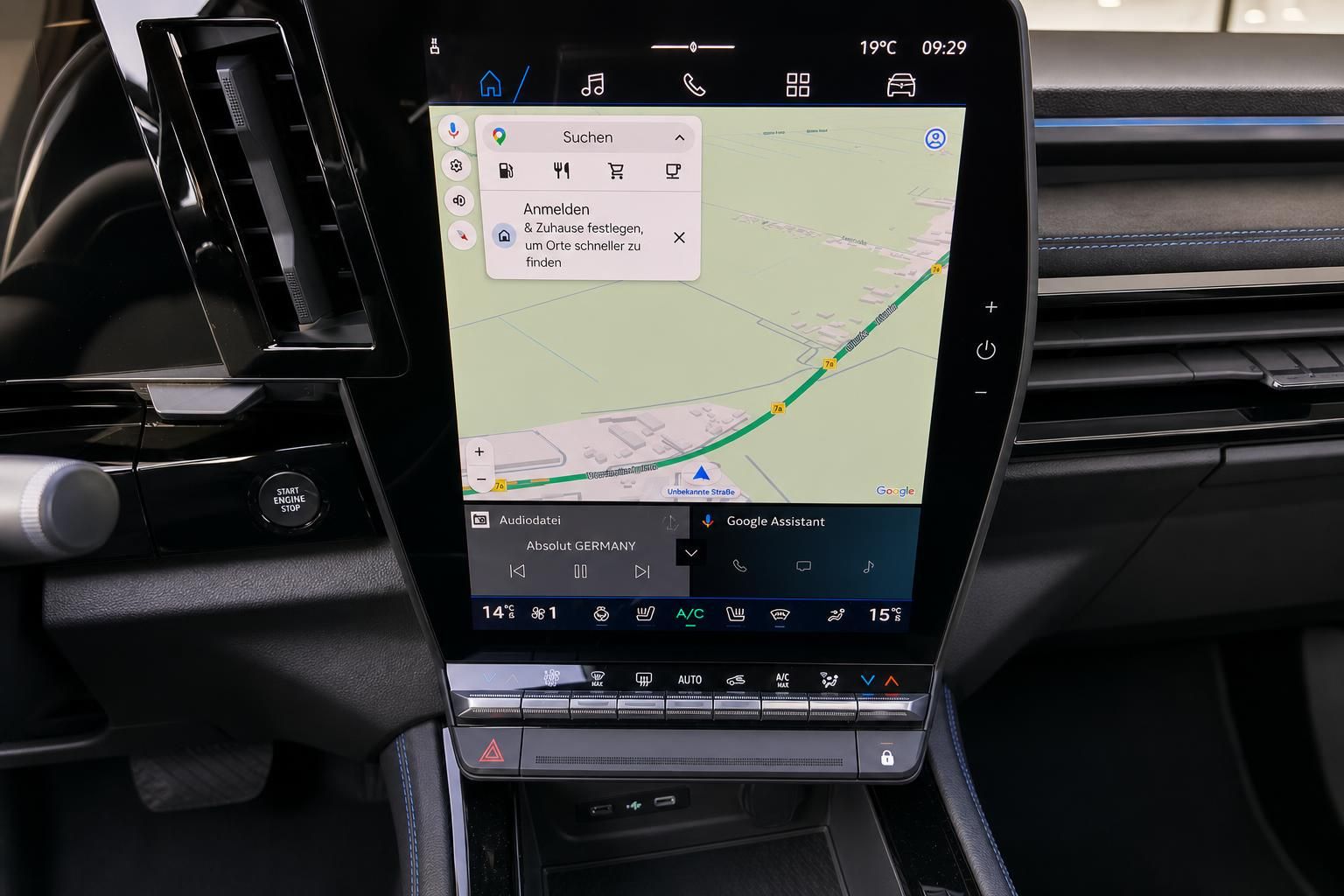 Infotainment-Touchscreen mit Google Maps Navigation im Fahrzeugcockpit